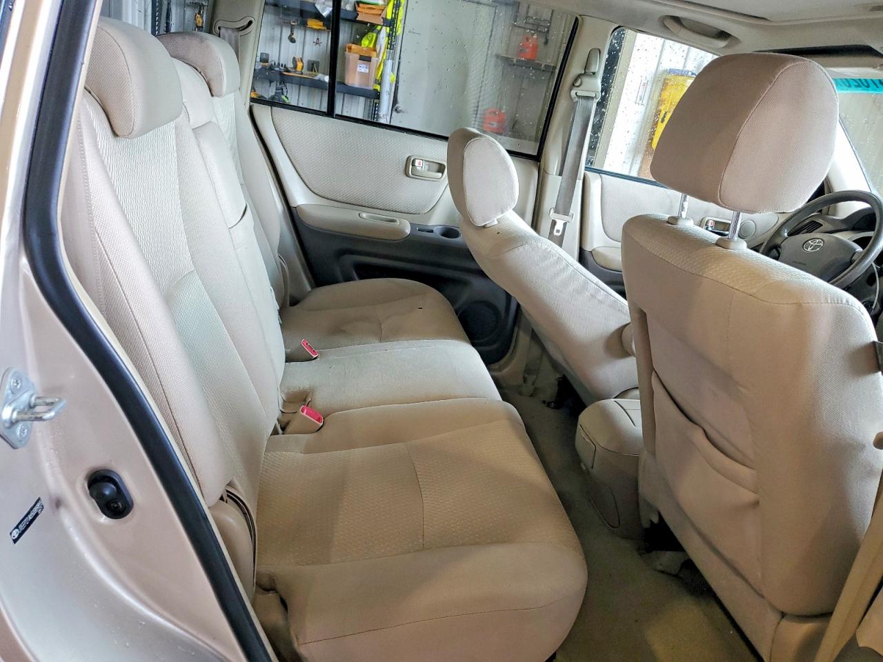 2005 Toyota Highlander Base Tan vin: JTEEP21A650089855