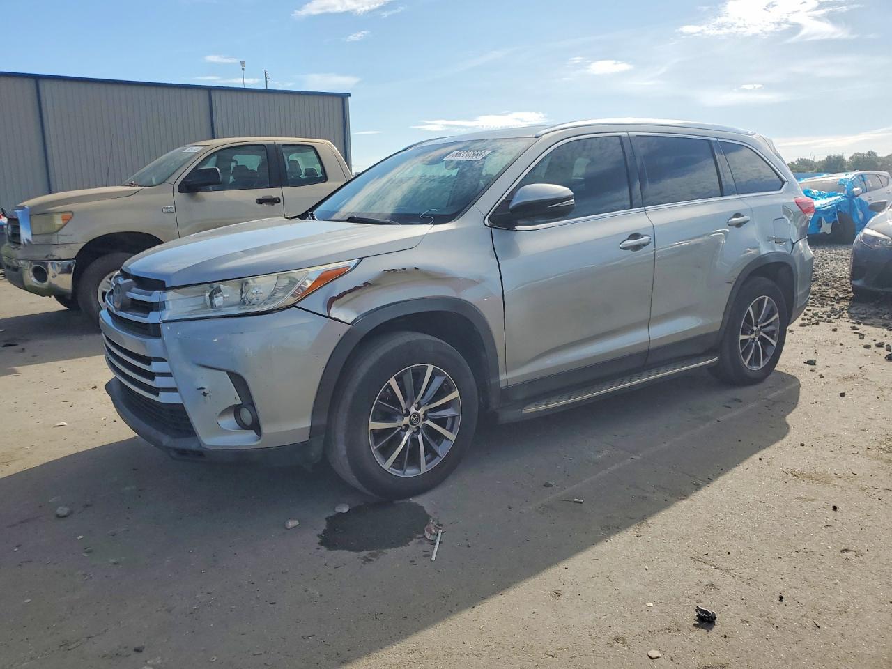 2019 Toyota Highlander Xle Silver vin: 5TDKZRFH2KS554219