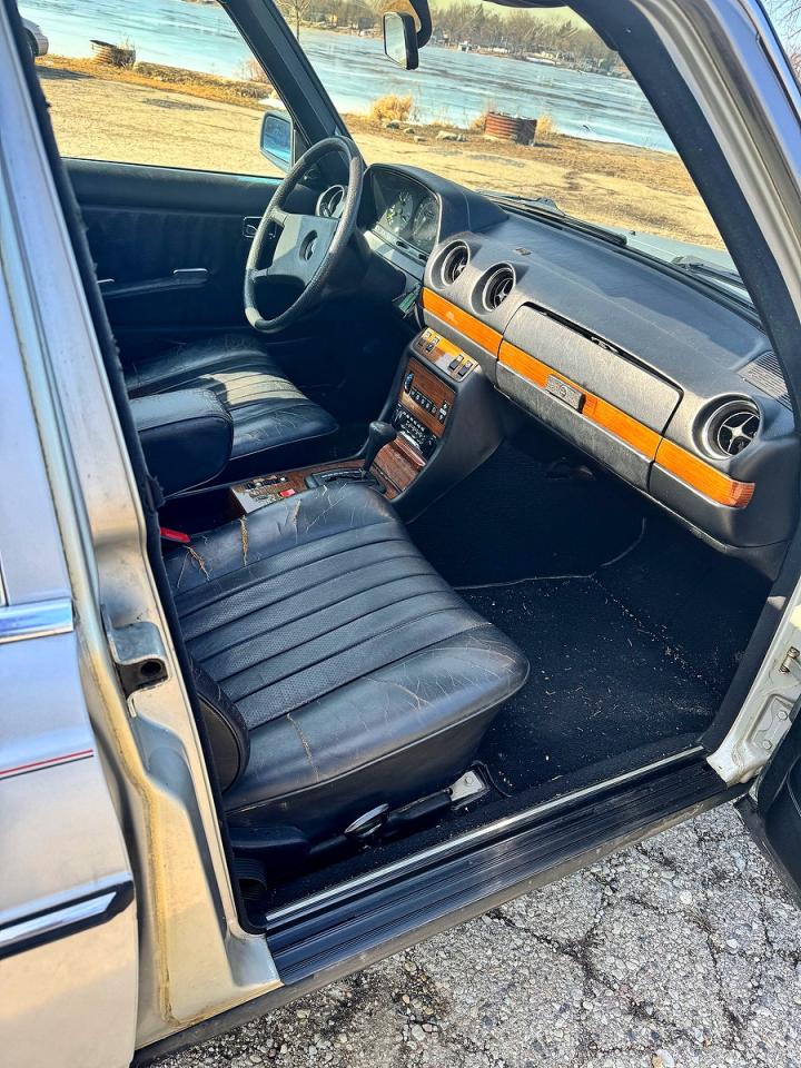 1982 Mercedes-benz 300 Dt Silver vin: WDBAB33A9CB000798