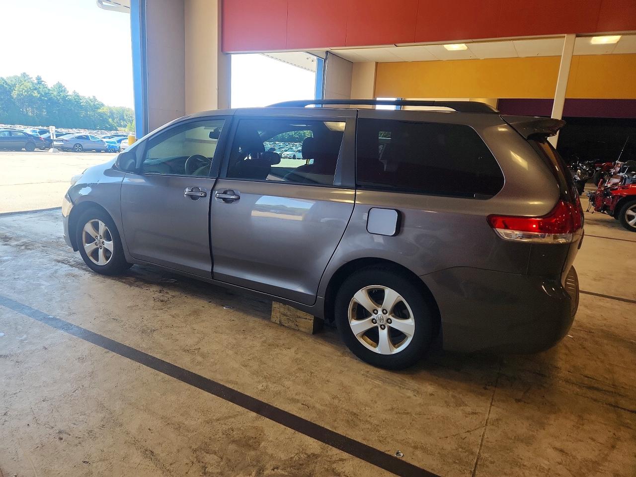 2011 Toyota Sienna Le Gray vin: 5TDKK3DCXBS101927