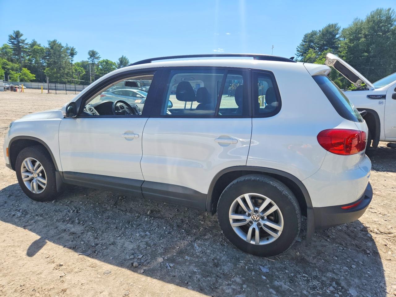 2015 Volkswagen Tiguan S White vin: WVGBV7AX5FW557650