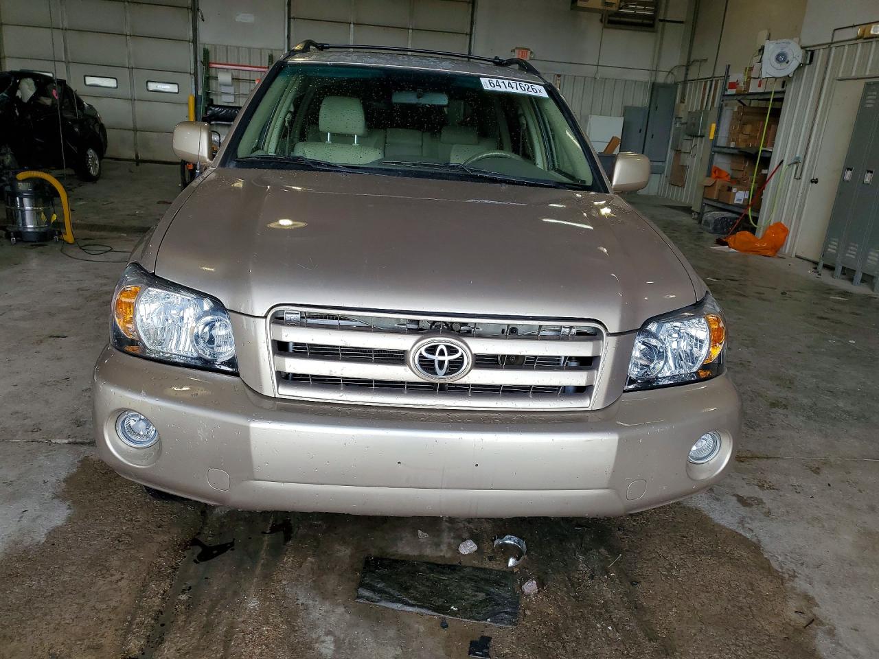 2005 Toyota Highlander Base Tan vin: JTEEP21A650089855