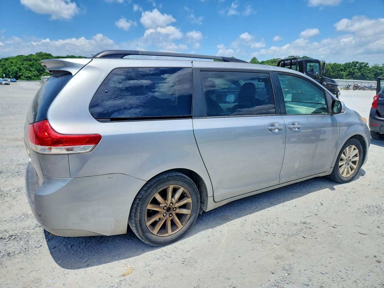 2011 Toyota Sienna Limited 7-passenger Silver vin: 5TDDK3DC1BS020016