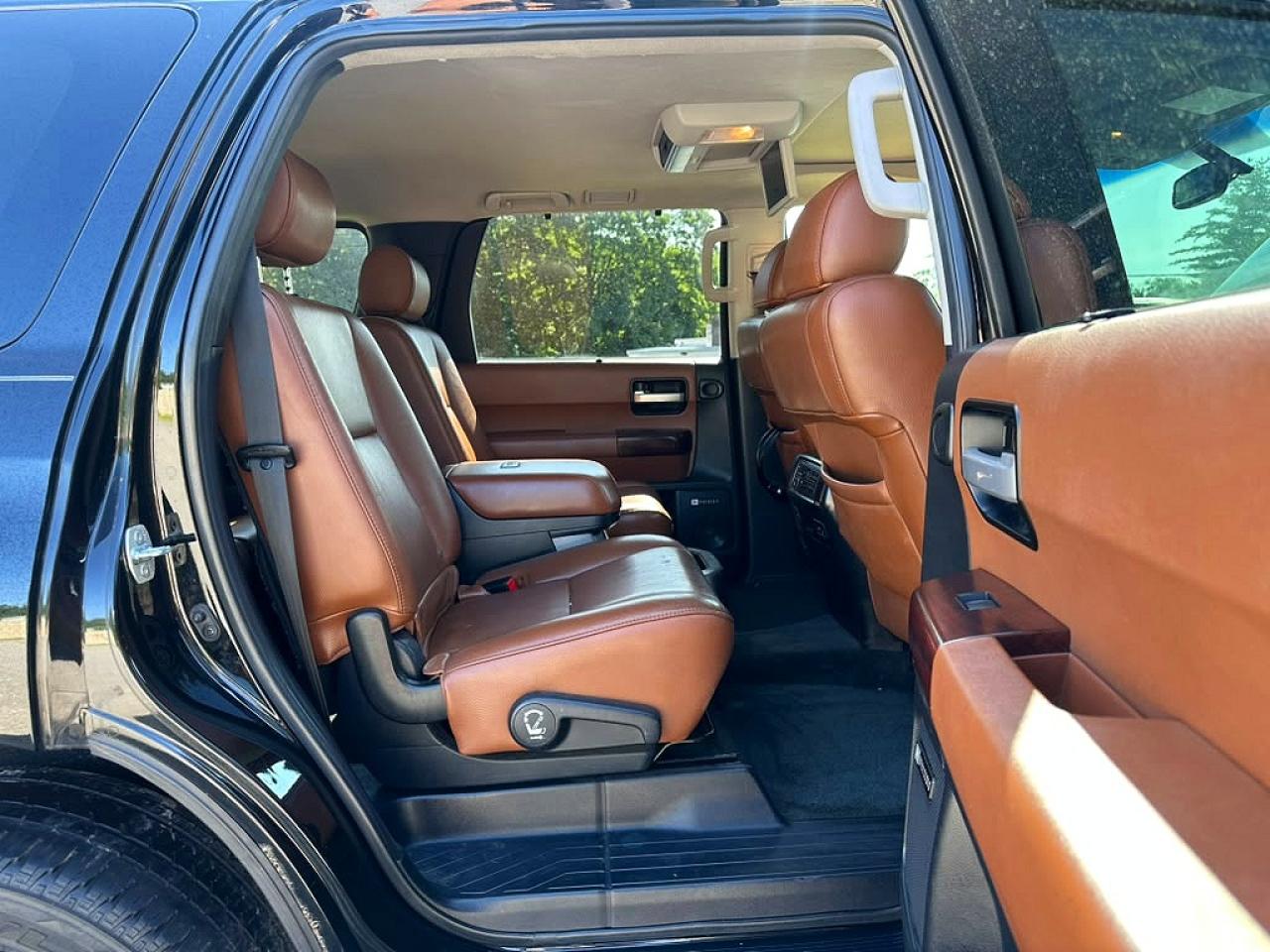 2011 Toyota Sequoia Platinum Черный vin: 5TDDY5G15BS054755