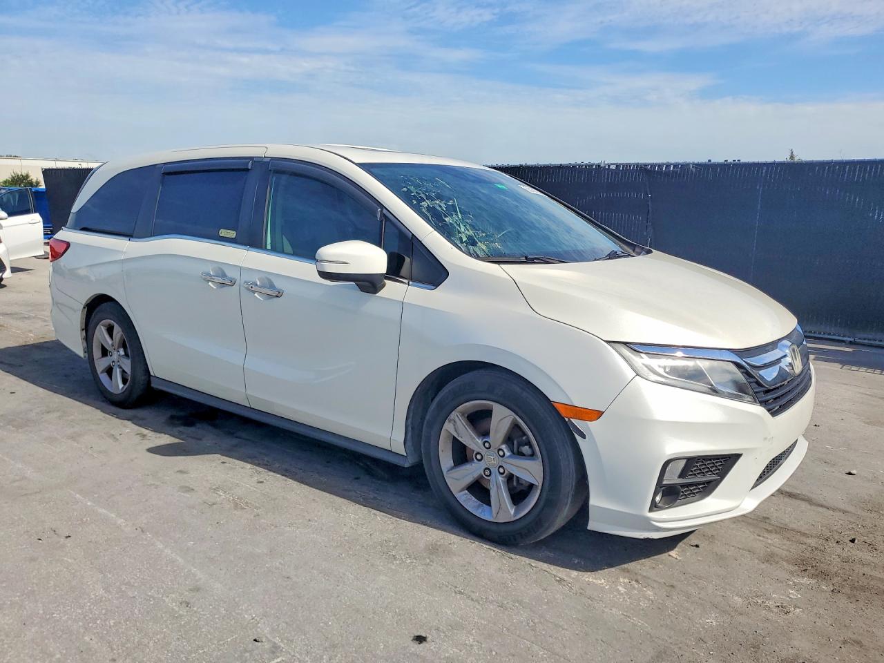 2018 Honda Odyssey Exl White vin: 5FNRL6H77JB055308