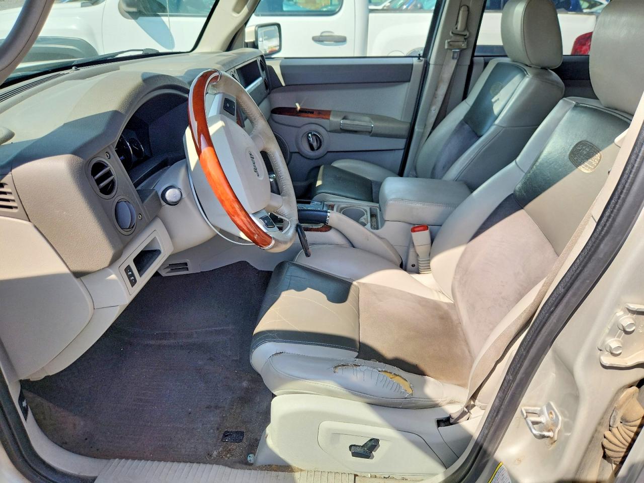 2008 Jeep Commander Overland Silver vin: 1J8HG68218C214960