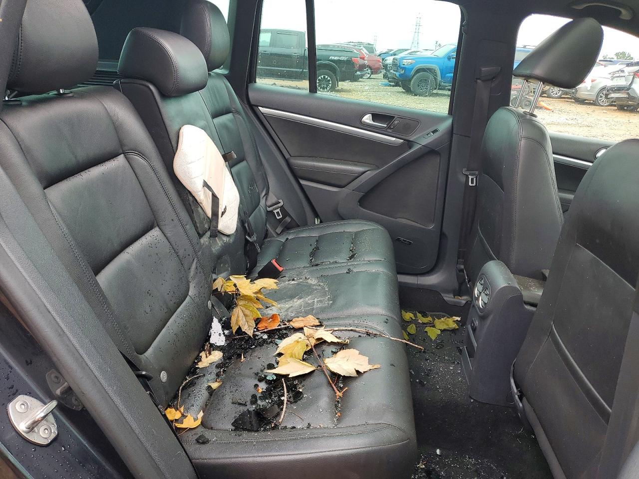 2015 Volkswagen Tiguan S Черный vin: WVGBV7AX0FW507349