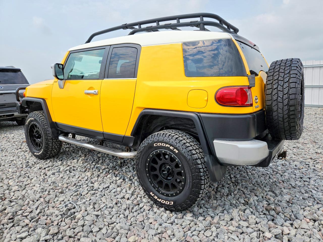 2007 Toyota Fj Cruiser Base Yellow vin: JTEBU11F270034792