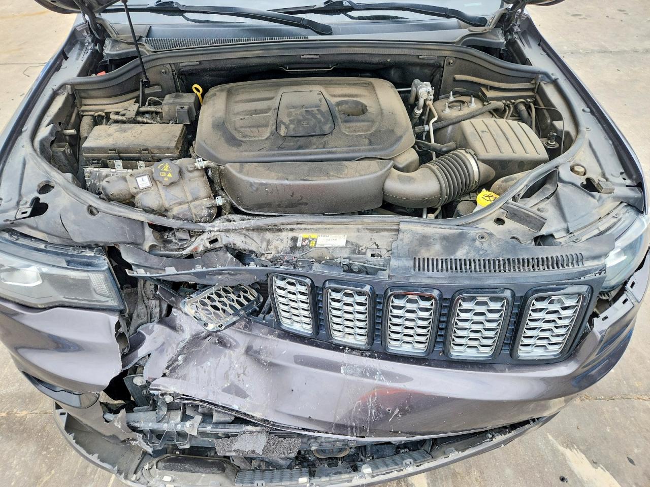 2020 Jeep Grand Cherokee Laredo Серый vin: 1C4RJEAG8LC316729