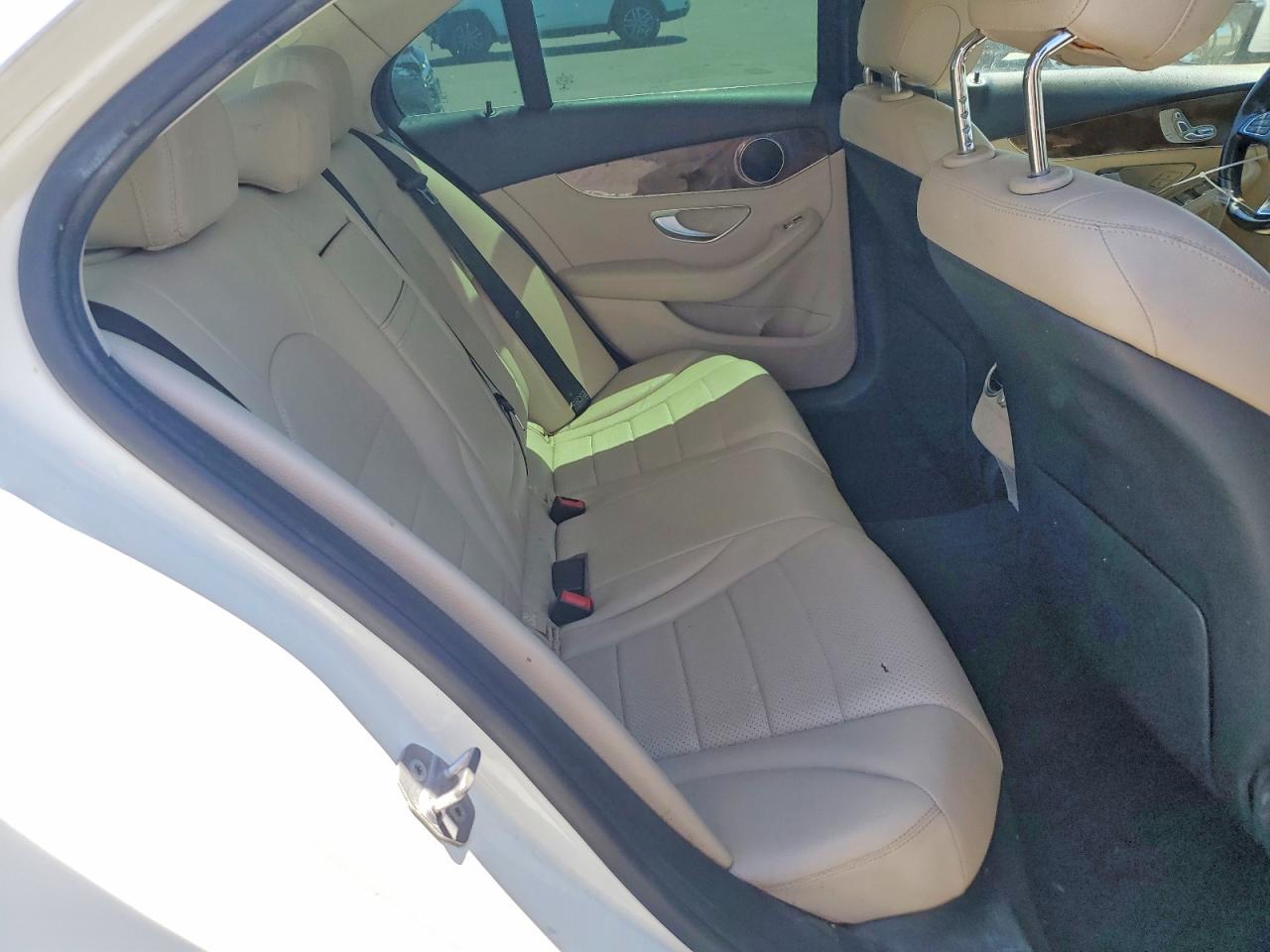 2015 Mercedes-benz C 300 White vin: 55SWF4JB4FU085529