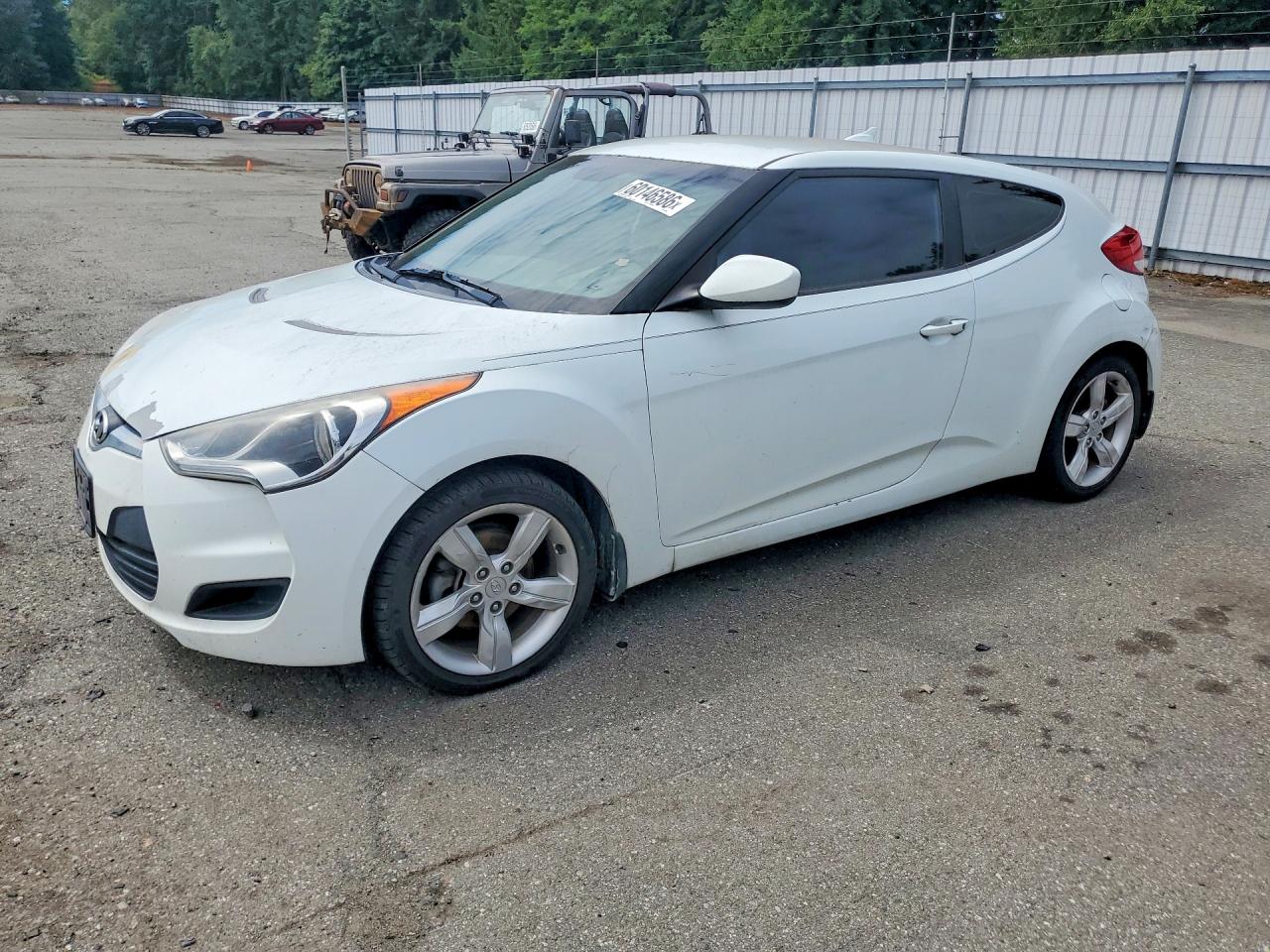 2013 Hyundai Veloster Base White vin: KMHTC6AD7DU105301