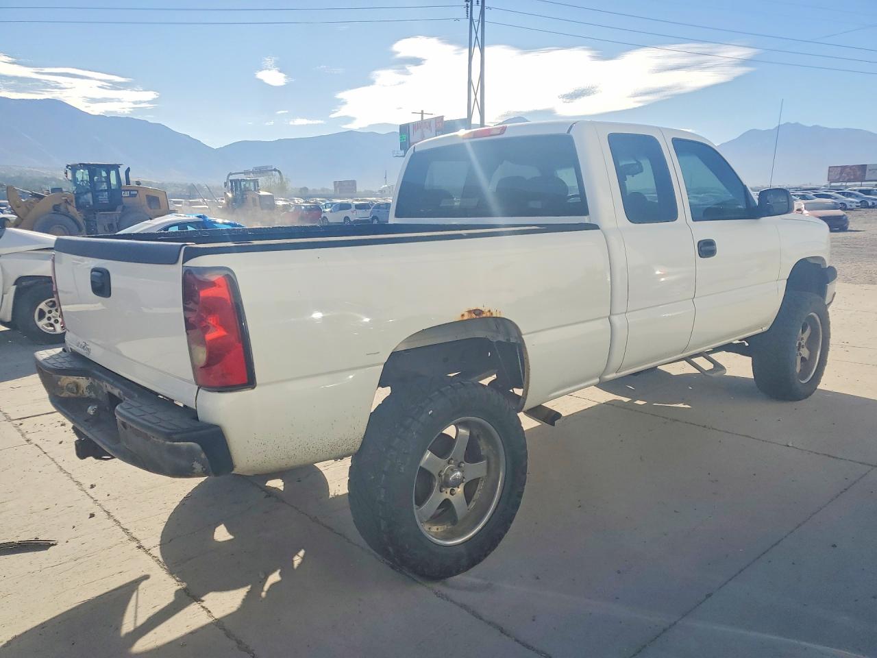 2005 Chevrolet Silverado K1500 White vin: 1GCEK19V95E175670