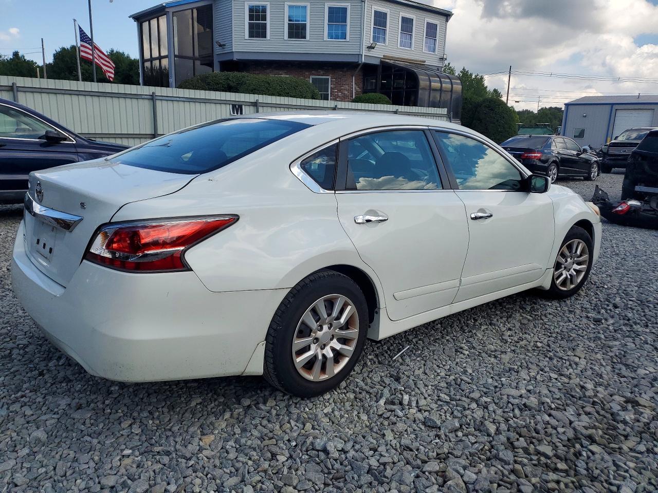 2015 Nissan Altima 2.5 S White vin: 1N4AL3AP4FN304846