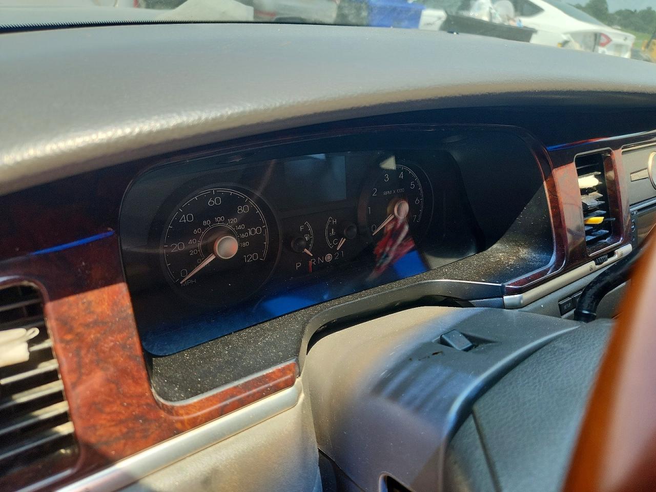 2009 Lincoln Town Car Signature Limited Серебряный vin: 2LNHM82V89X627618