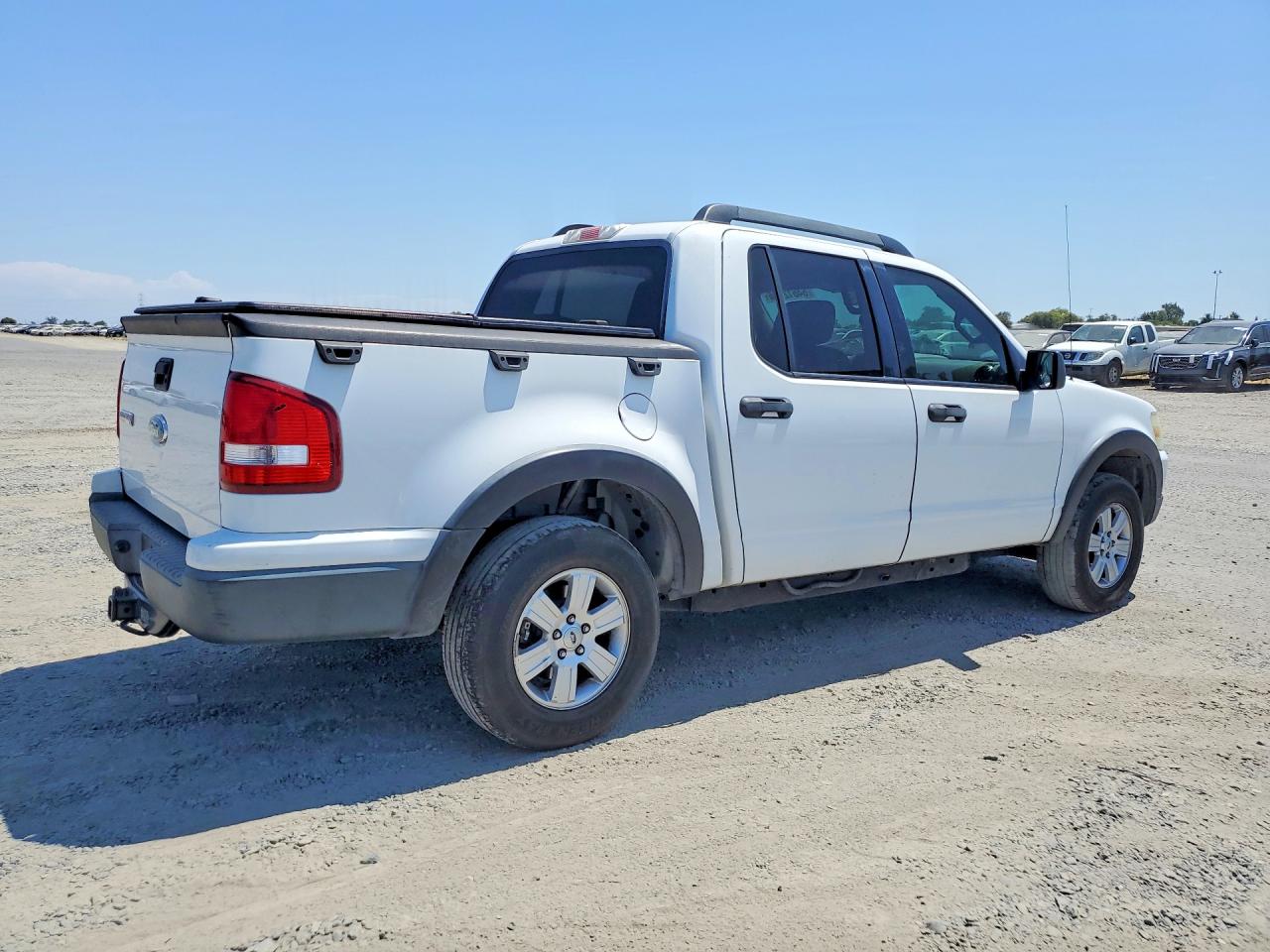 2007 Ford Explorer Sport Trac Xlt White vin: 1FMEU31K47UA46635