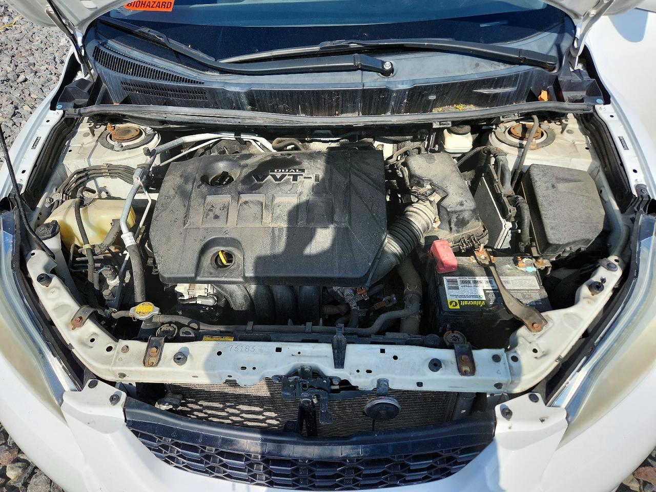 2011 Toyota Matrix Base White vin: 2T1KU4EE6BC588052