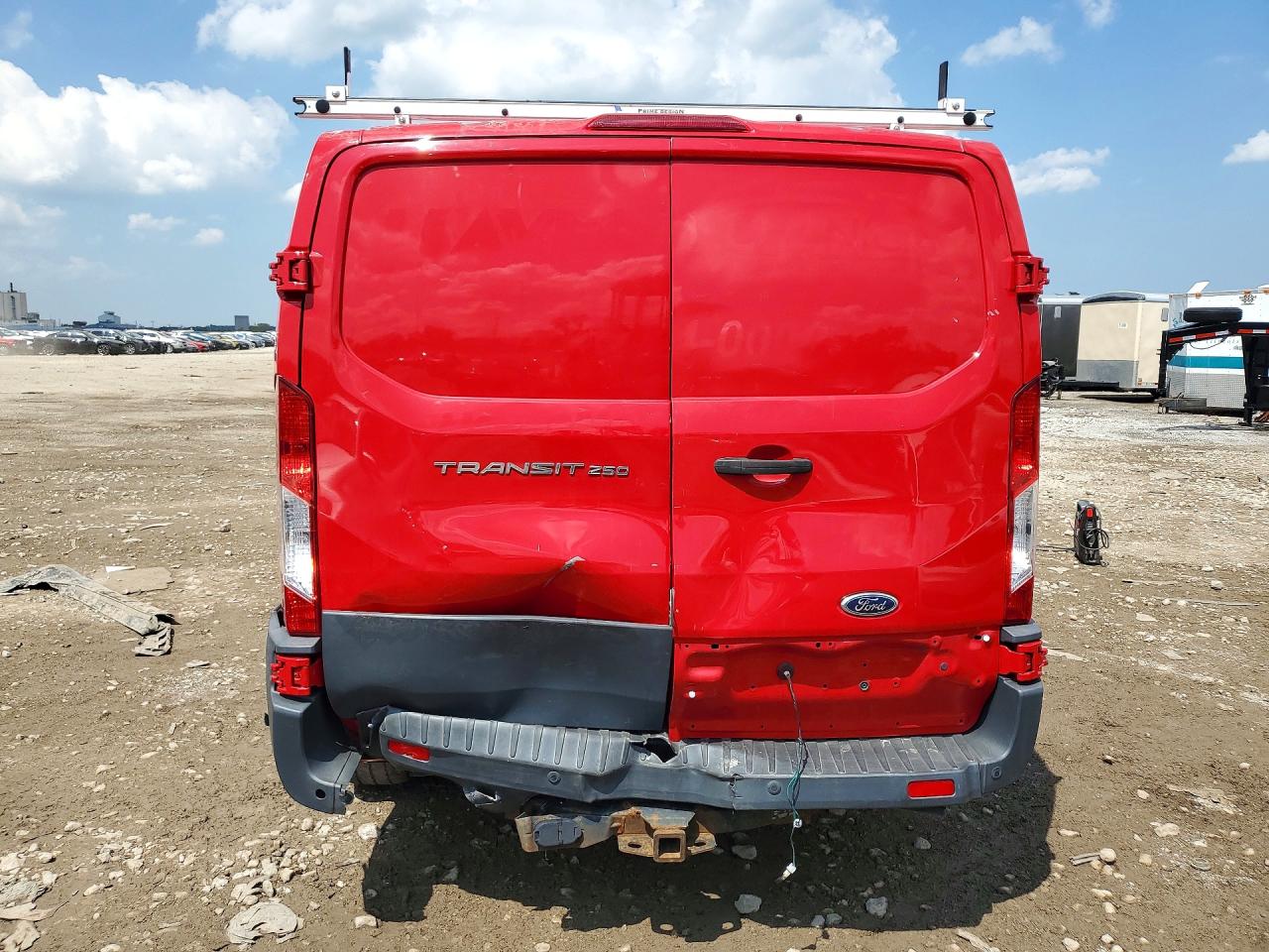 2015 Ford Transit T-250 Red vin: 1FTYR1YM4FKA83354