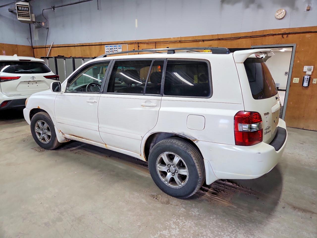 2007 Toyota Highlander Base White vin: JTEEP21A170215106
