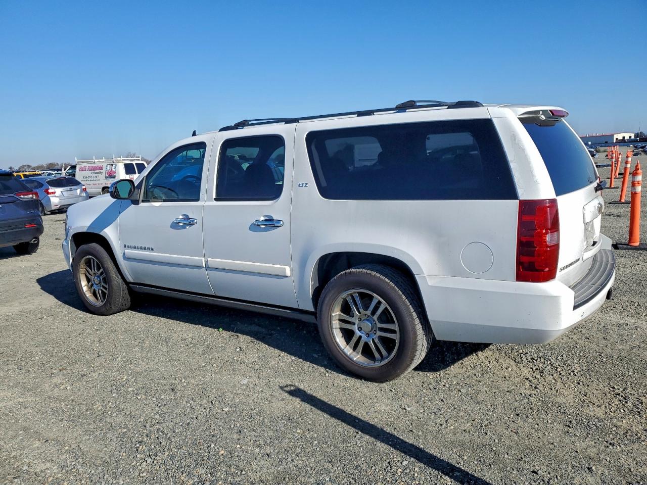 2008 Chevrolet Suburban K1500 Ls Белый vin: 1GNFK16Y58R171140