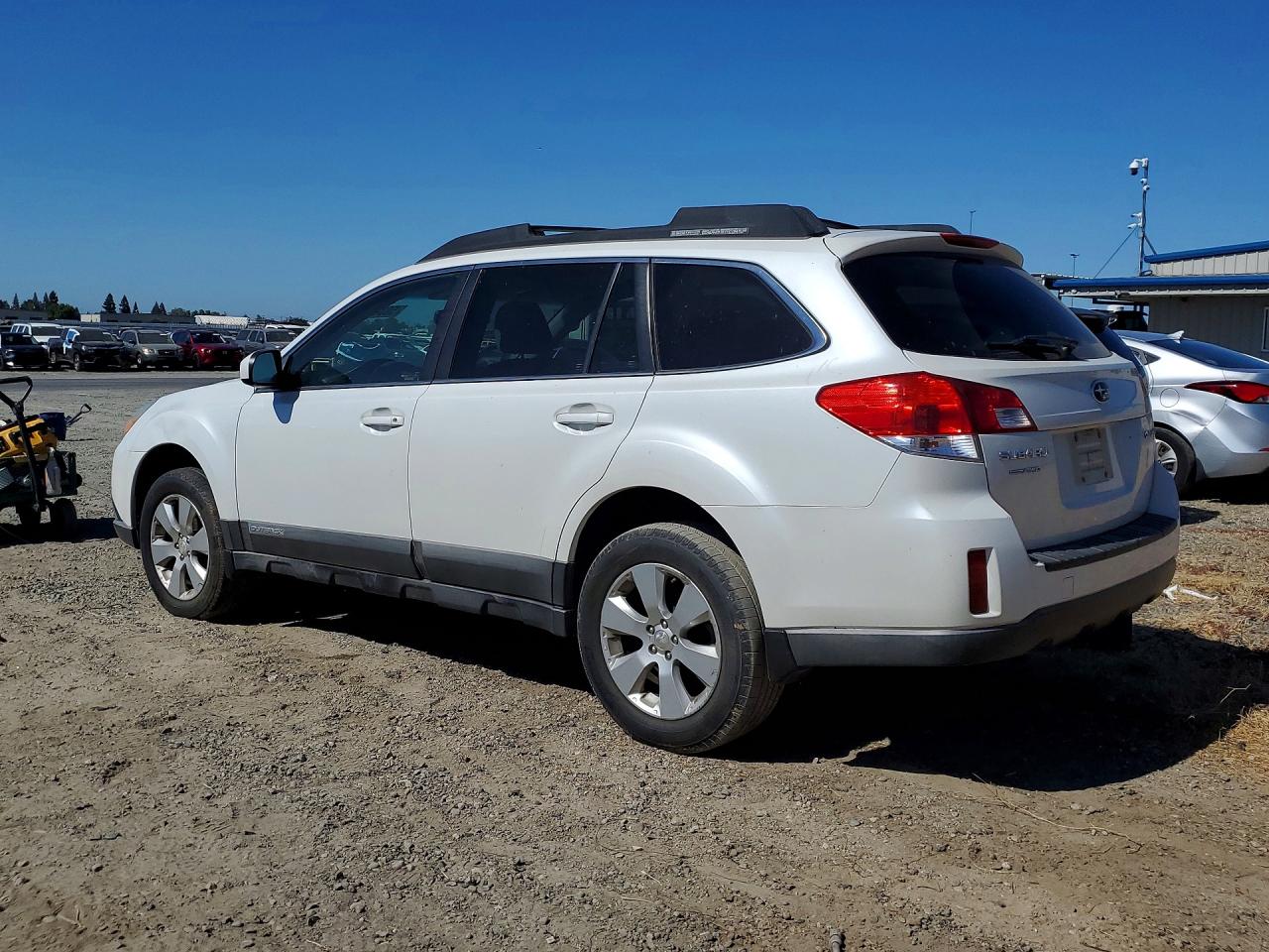 2012 Subaru Outback 2.5i Premium White vin: 4S4BRBCC4C3249982
