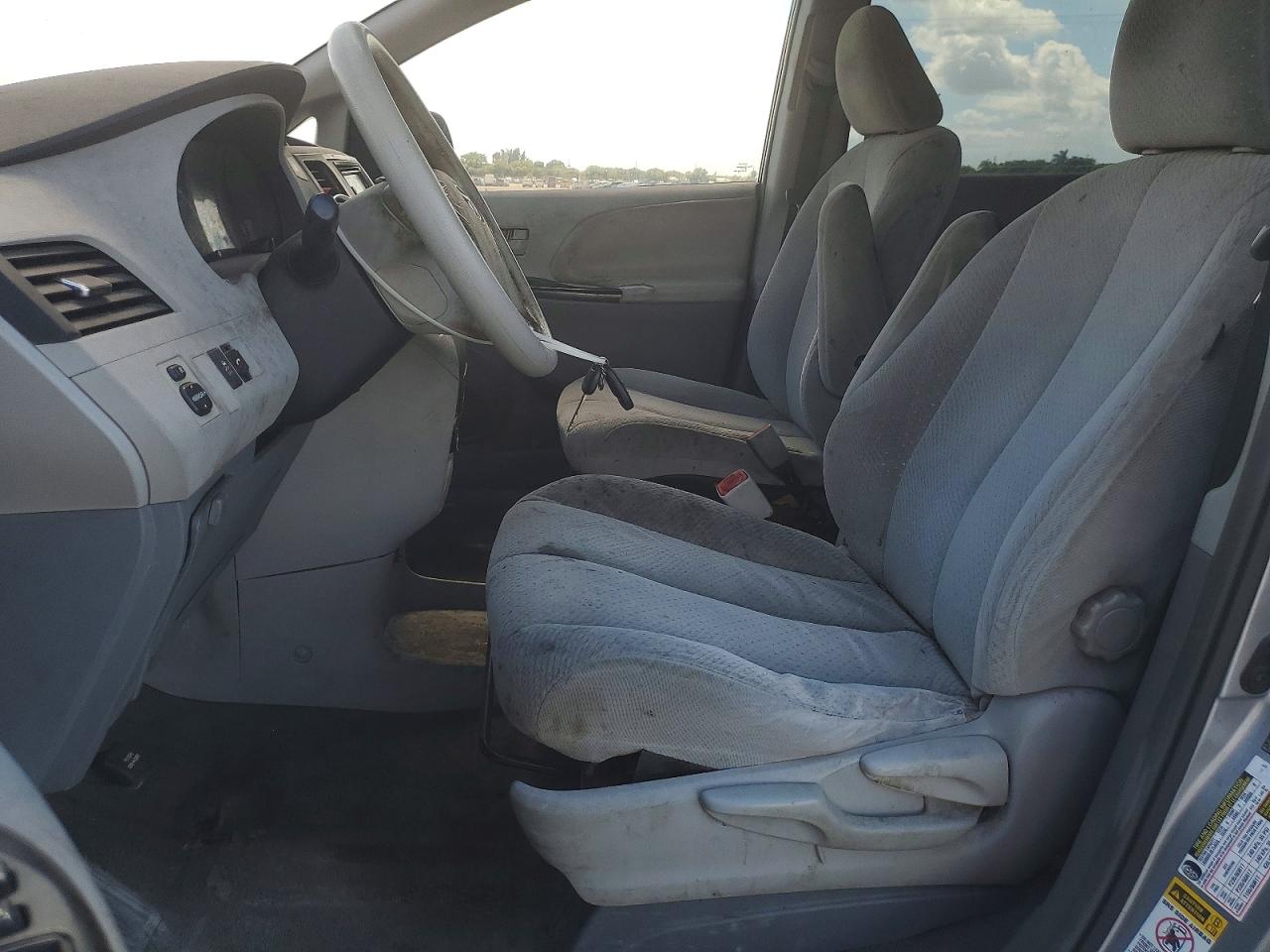2011 Toyota Sienna Le Серебряный vin: 5TDKK3DC3BS005086