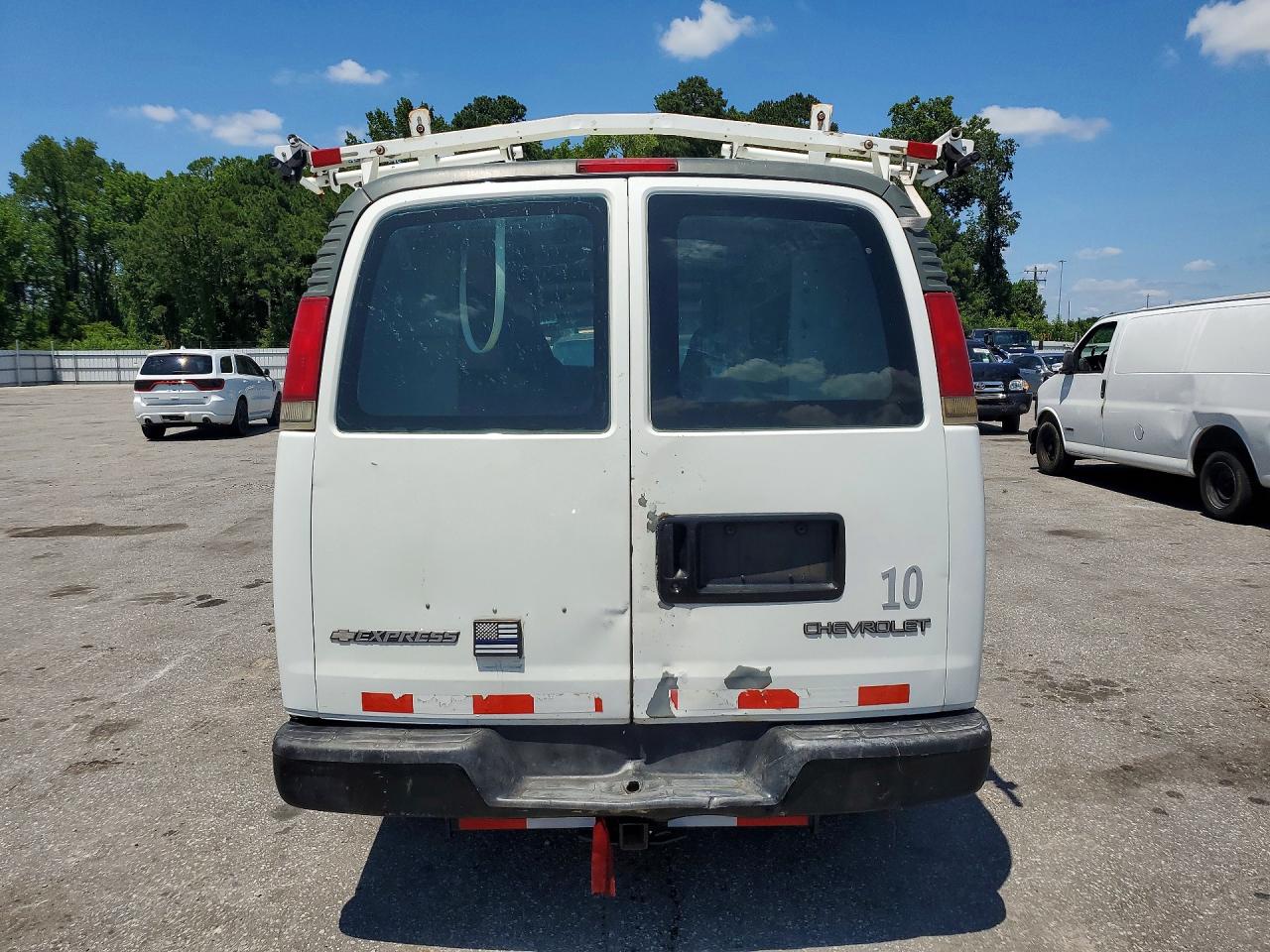 2001 Chevrolet Express G2500 White vin: 1GCFG25WX11140230