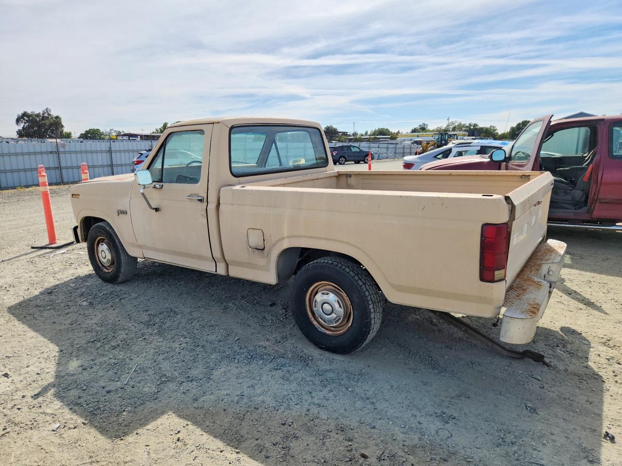 1983 Ford F100 Бежевый vin: 1FTCF10Y0DPA91808