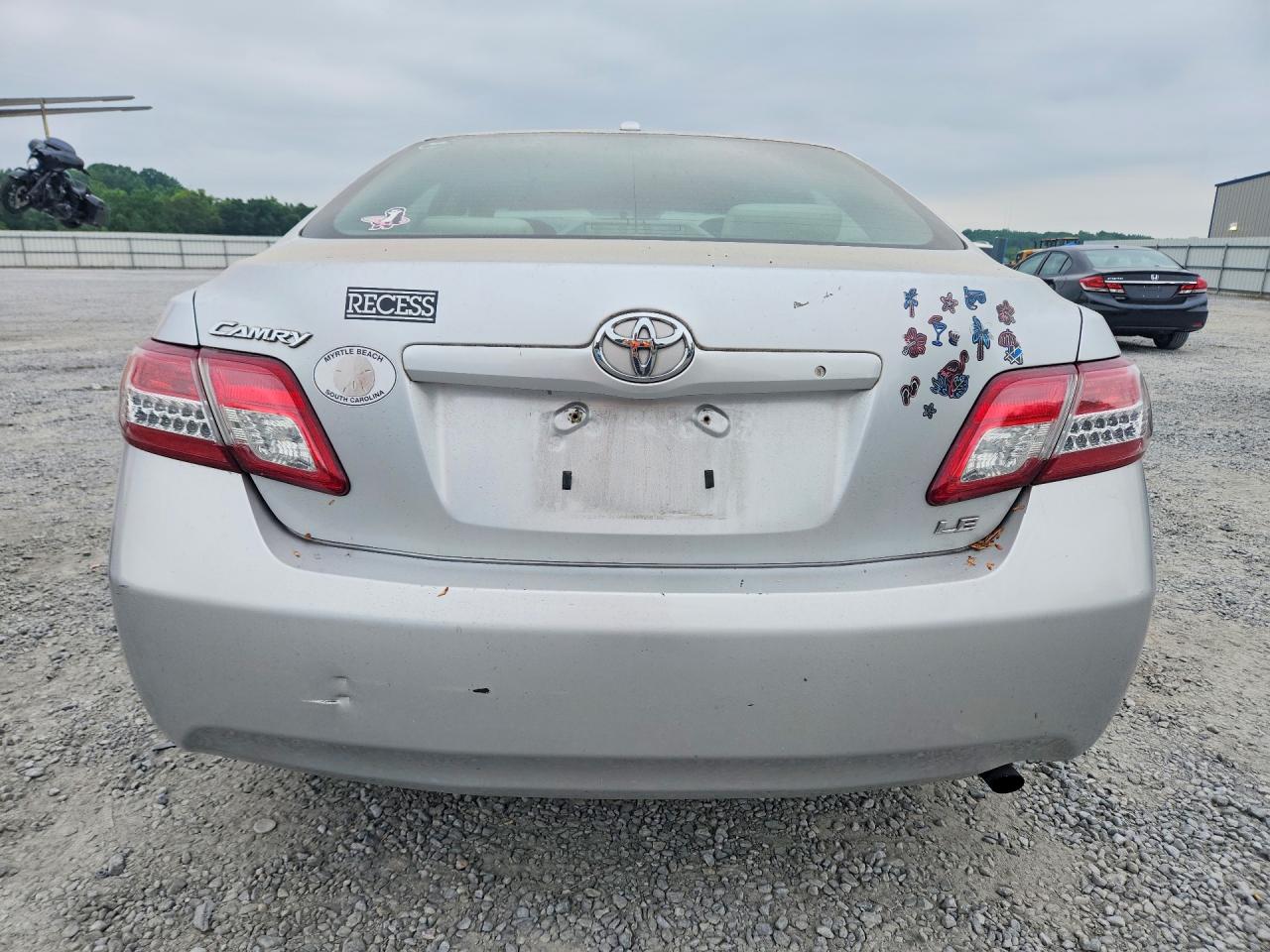 2011 Toyota Camry Le Silver vin: 4T1BF3EK2BU128170