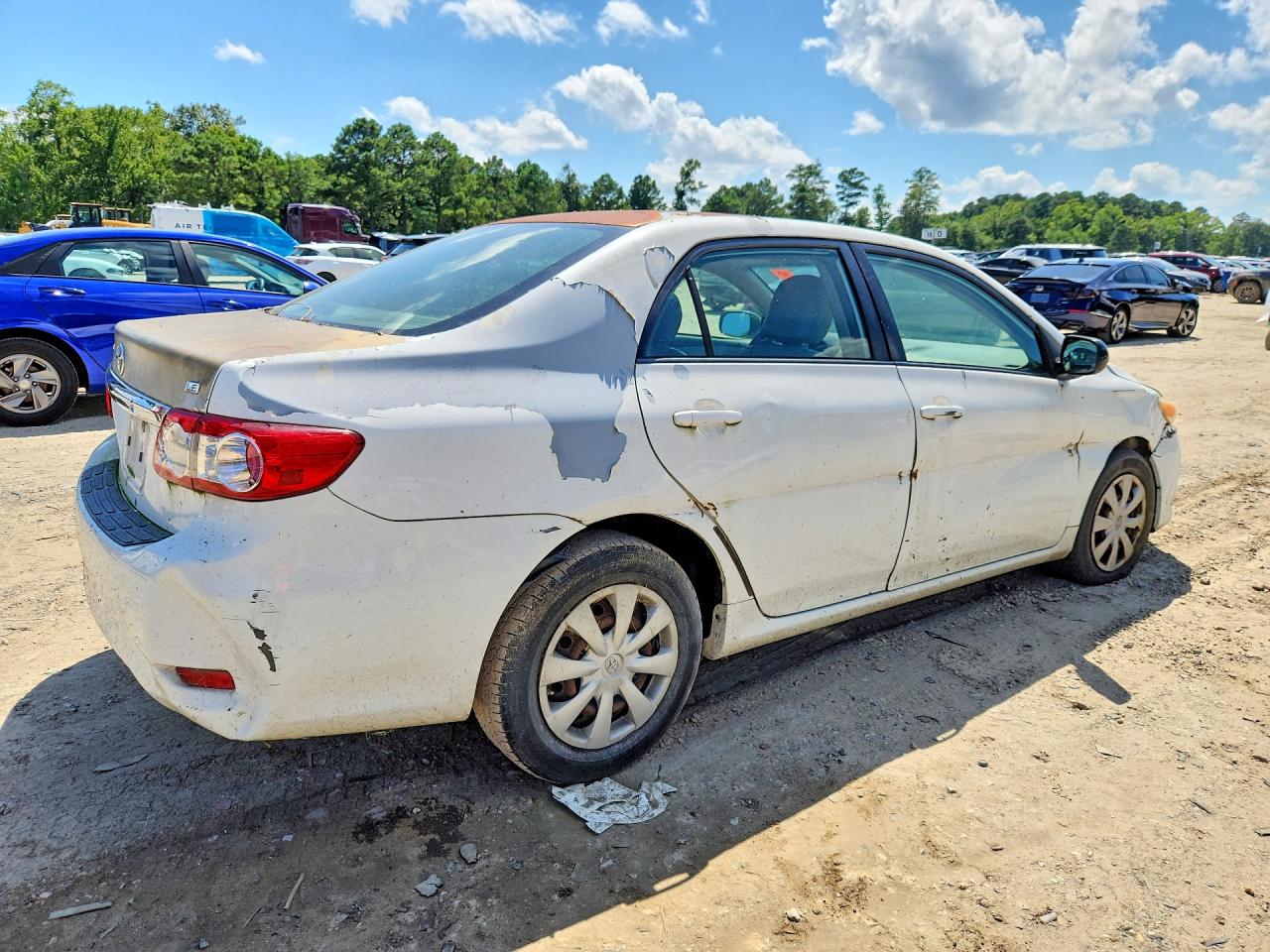 2011 Toyota Corolla Le White vin: JTDBU4EE7BJ093279