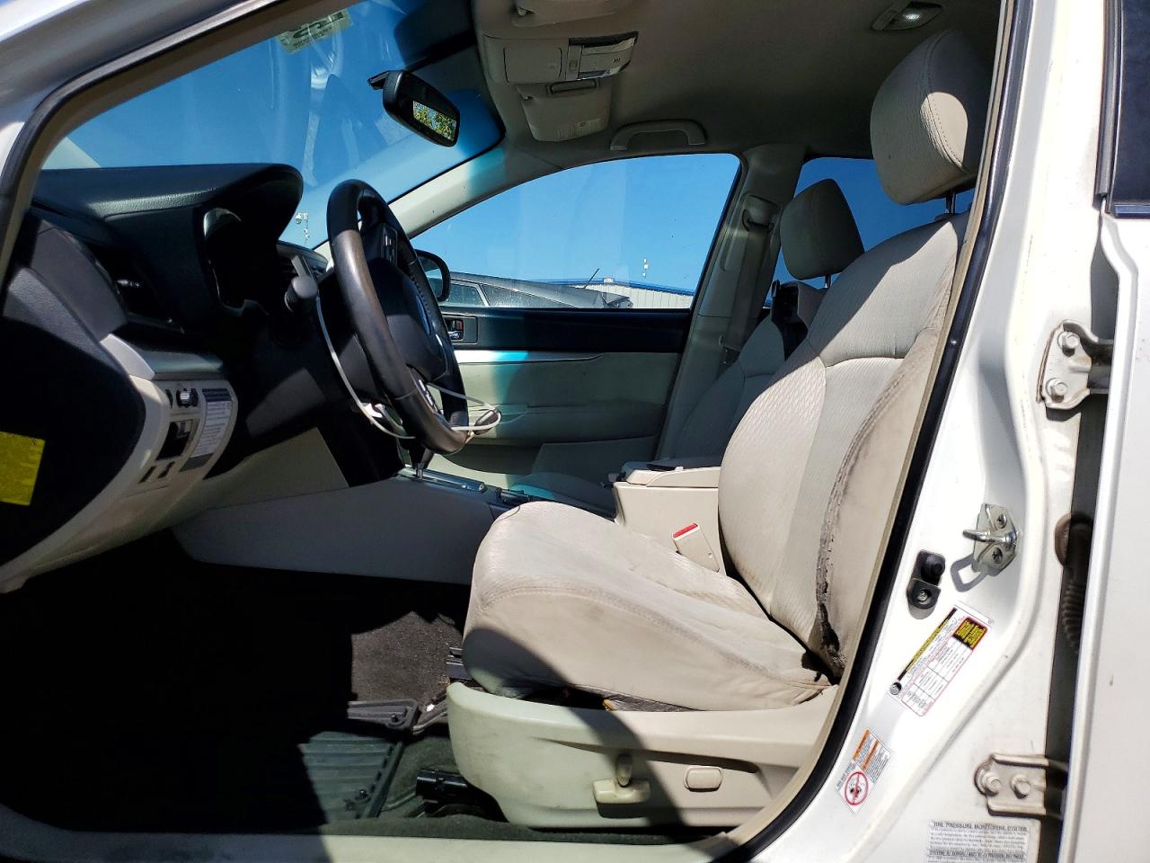 2012 Subaru Outback 2.5i Premium White vin: 4S4BRBCC4C3249982