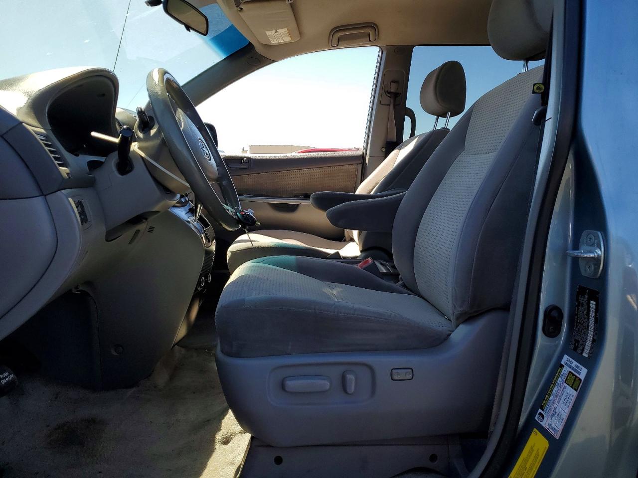 2008 Toyota Sienna Le 8-passenger Blue vin: 5TDZK23C58S205423