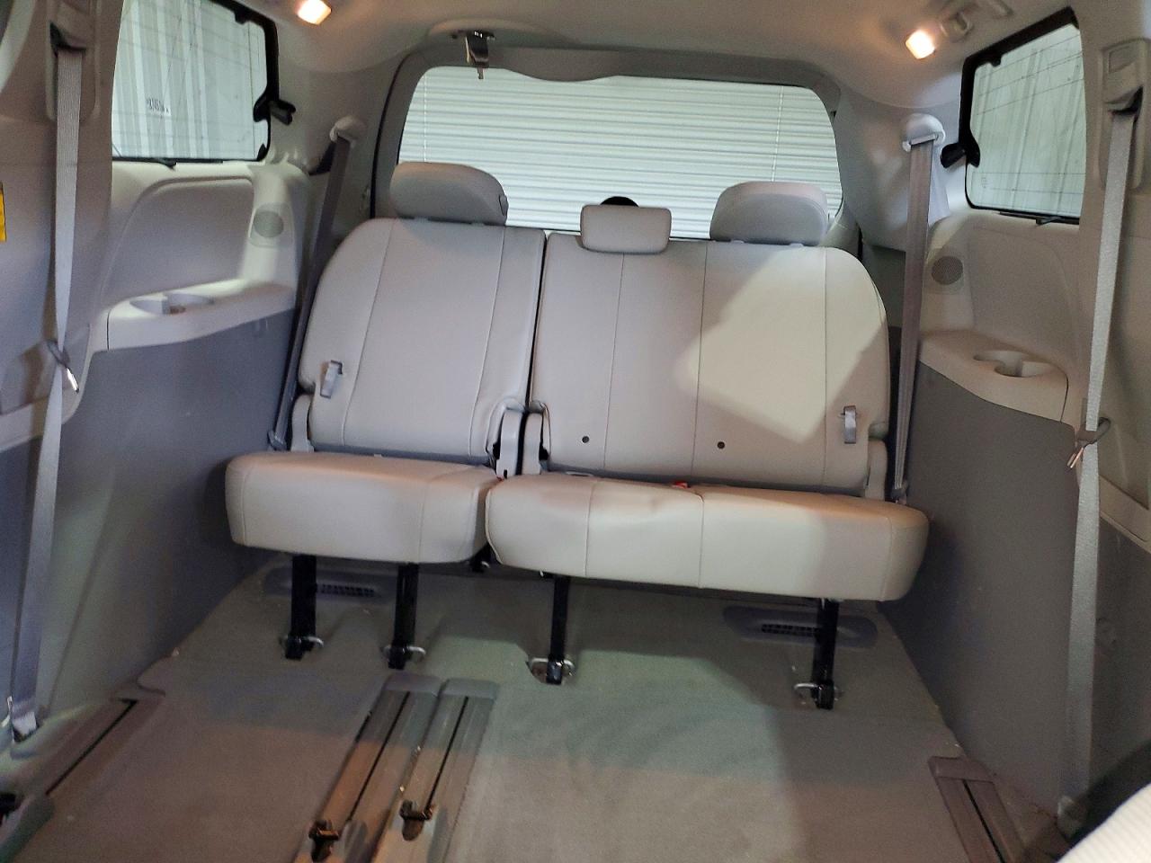 2014 Toyota Sienna Xle 8-passenger Silver vin: 5TDYK3DC5ES411546