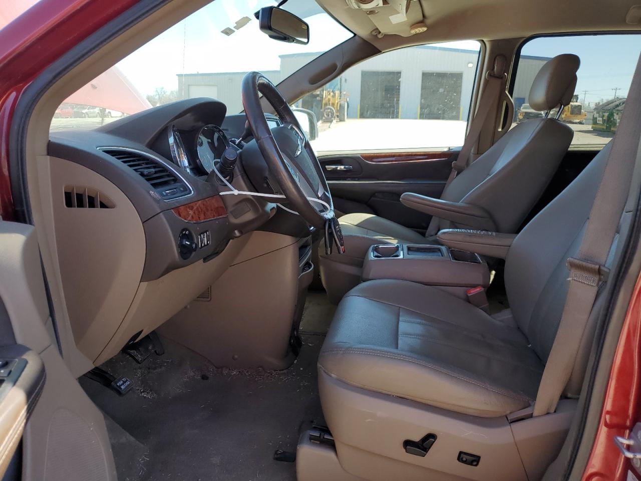 2015 Chrysler Town & Country Touring Red vin: 2C4RC1BG9FR754155