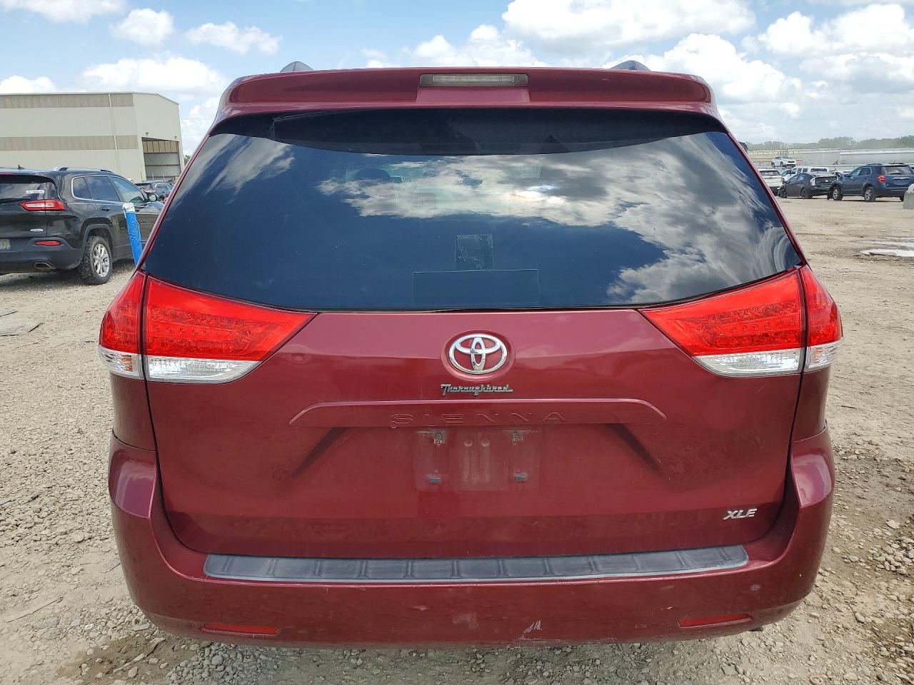 2011 Toyota Sienna Xle 8-passenger Red vin: 5TDYK3DCXBS127910