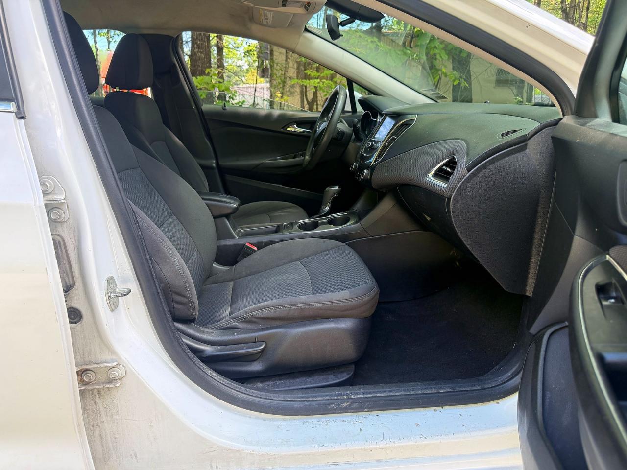 2018 Chevrolet Cruze Lt White vin: 1G1BE5SM8J7234167