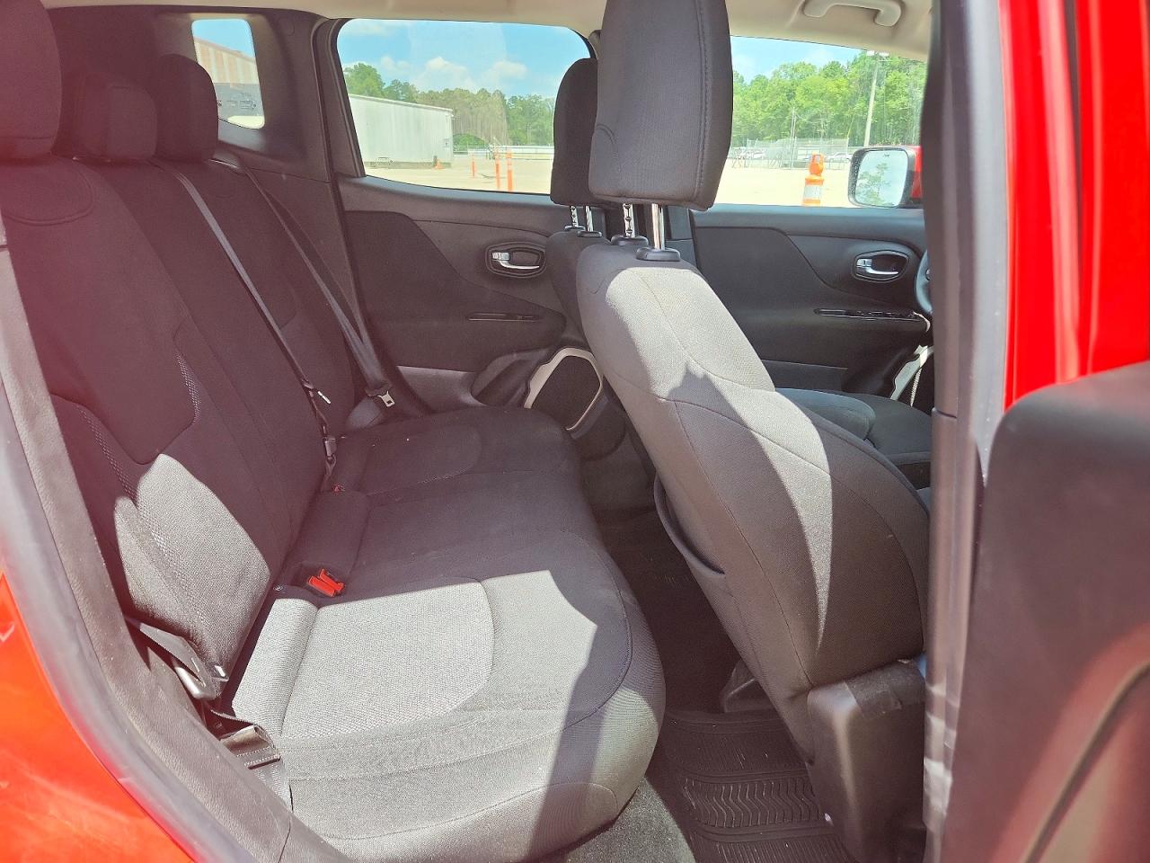 2015 Jeep Renegade Latitude Red vin: ZACCJABTXFPB27932