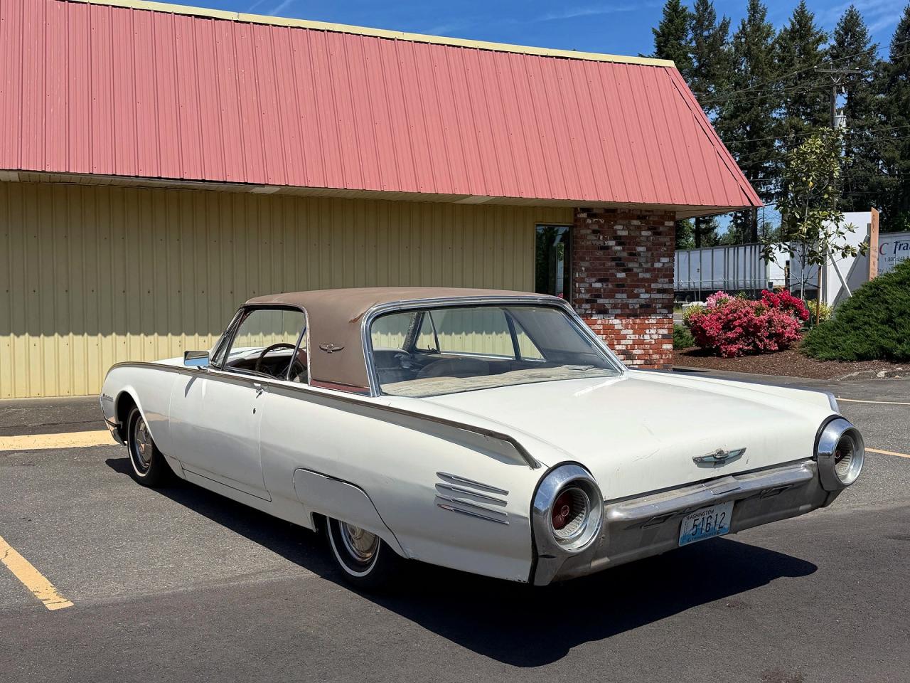 1961 Ford T-bird Two Tone vin: 1Y71Z139615