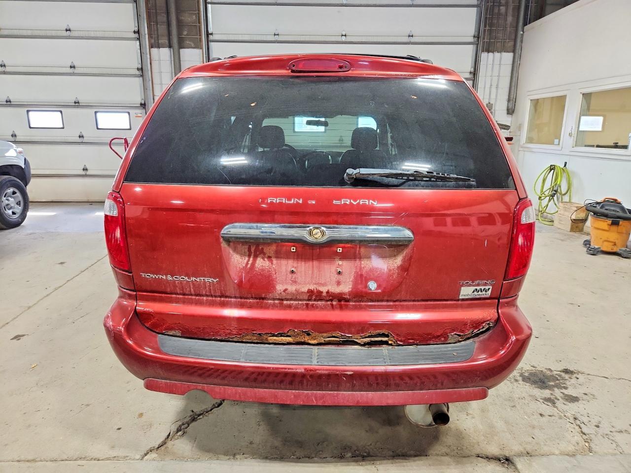 2007 Chrysler Town & Country Touring Red vin: 2A4GP54L37R315882