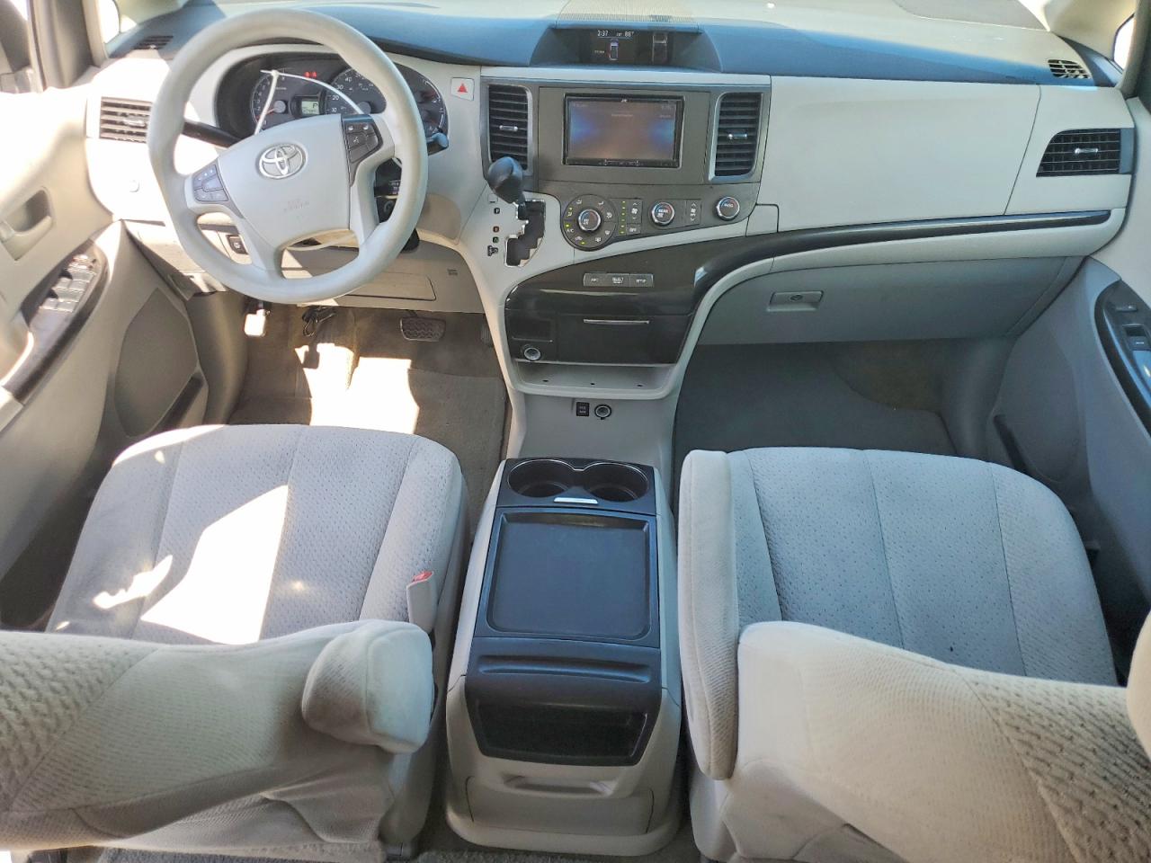 2011 Toyota Sienna Le Silver vin: 5TDKK3DC0BS154345