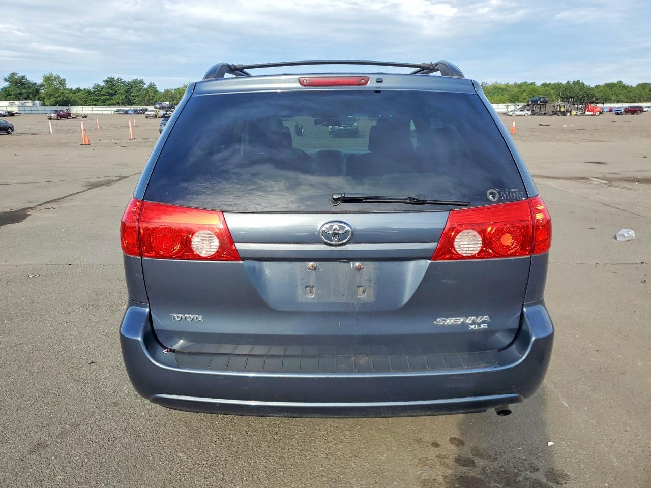 2010 Toyota Sienna Le 7-passenger Green vin: 5TDKK4CC5AS297460