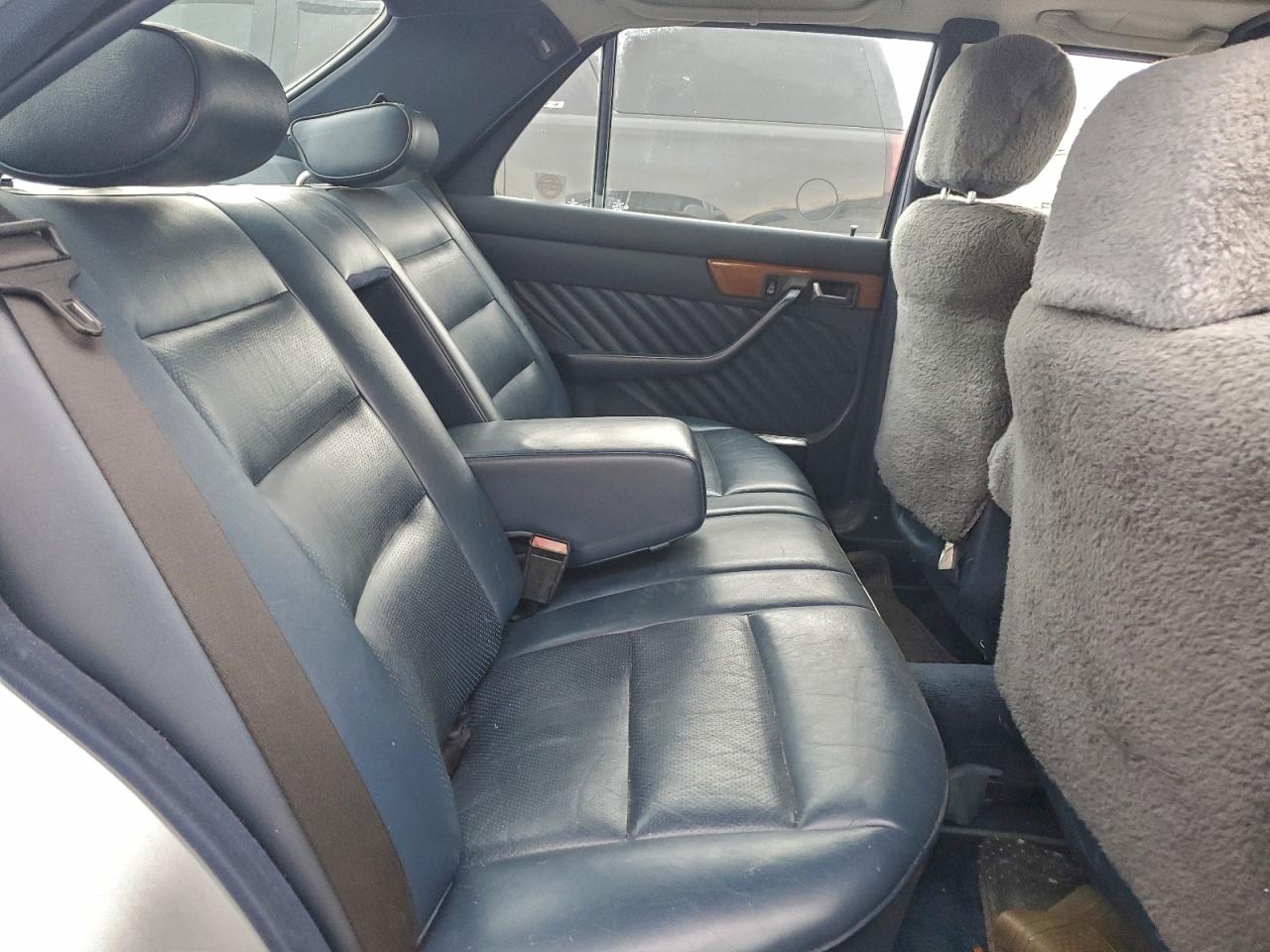 1990 Mercedes-benz 300 Se Silver vin: WDBCA24E7LA535514