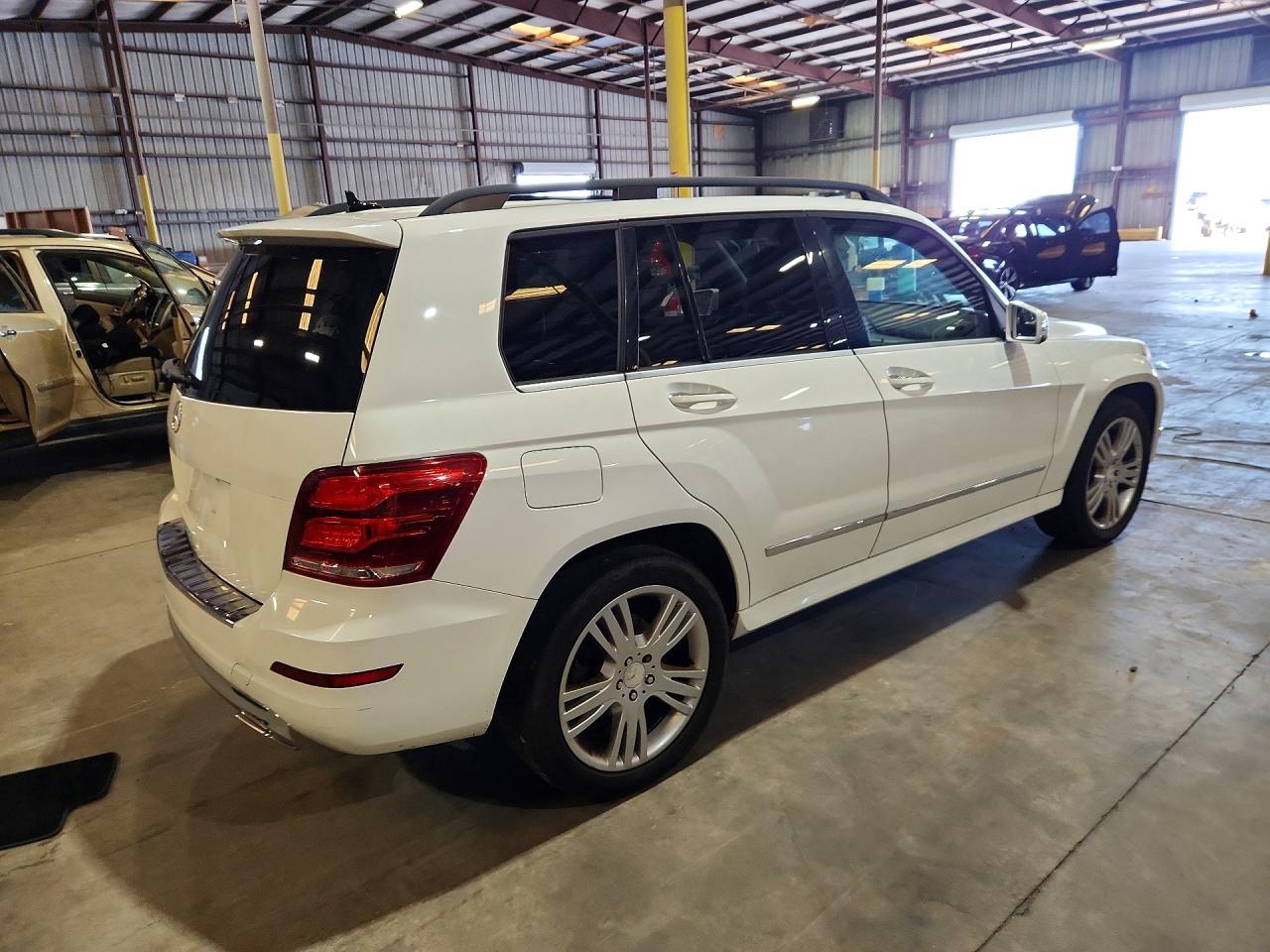 2015 Mercedes-benz Glk 350 White vin: WDCGG5HB8FG437638