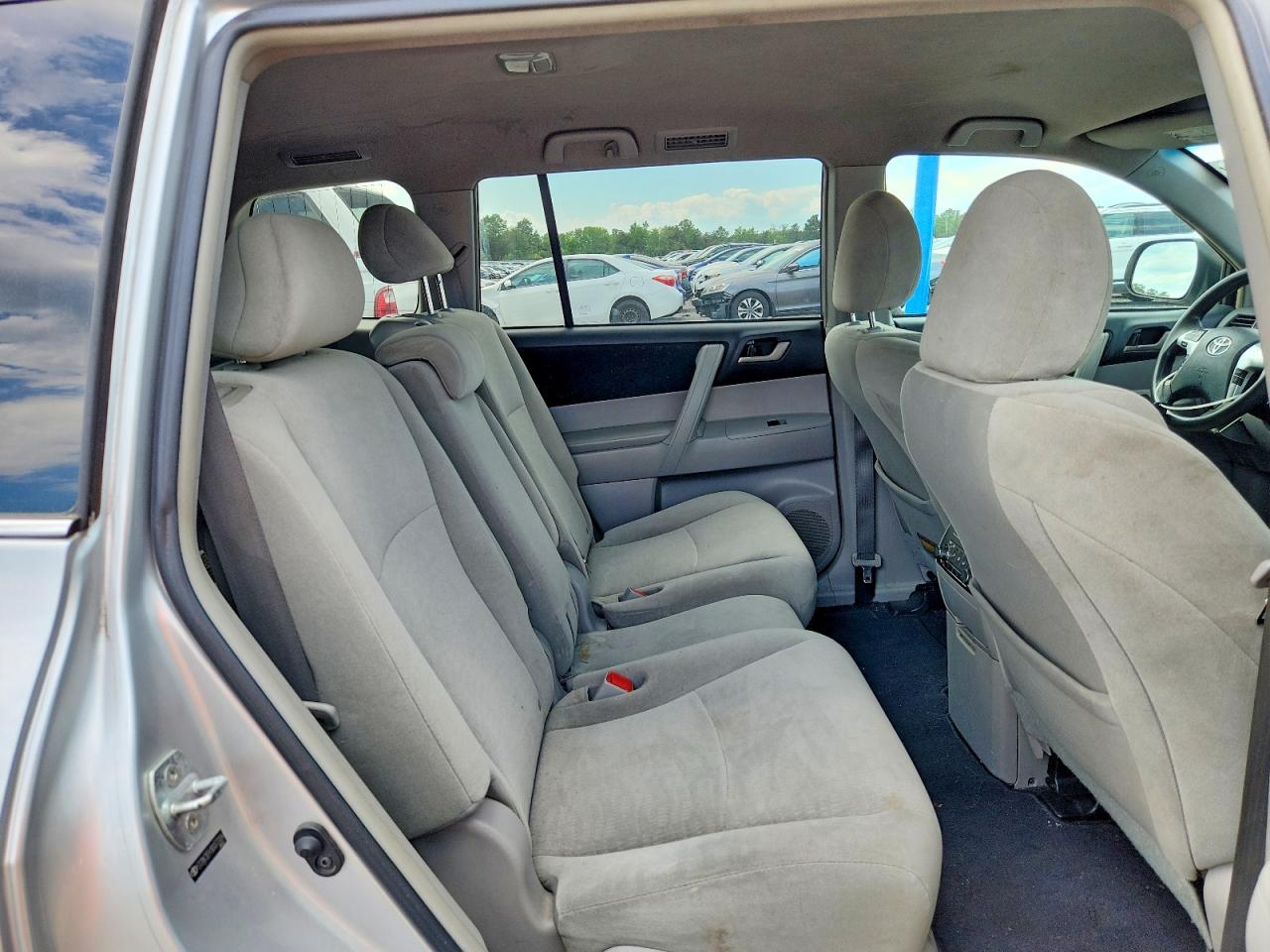2011 Toyota Highlander Base Silver vin: 5TDBK3EH1BS073204