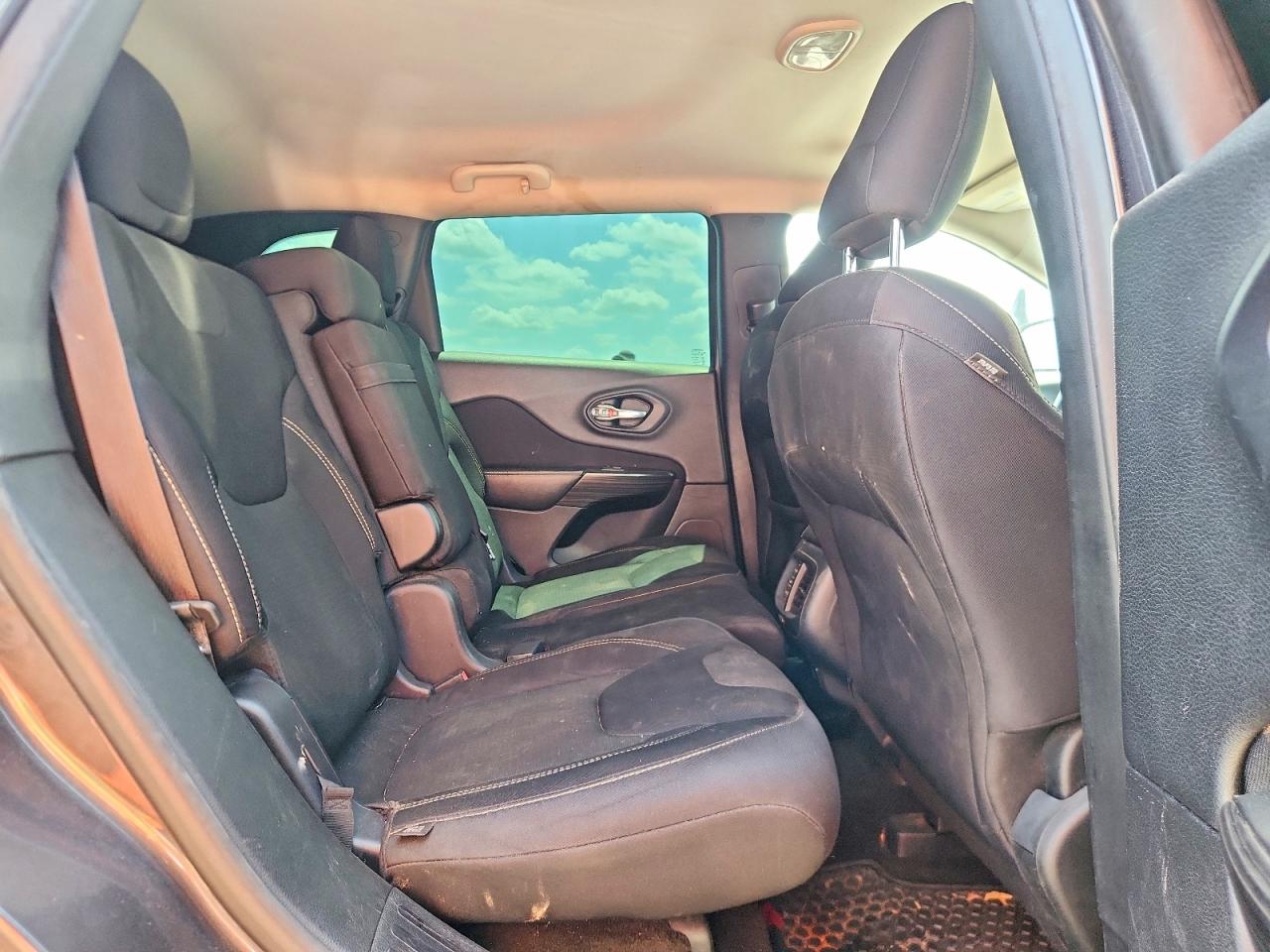 2015 Jeep Cherokee Latitude Gray vin: 1C4PJMCB9FW523832