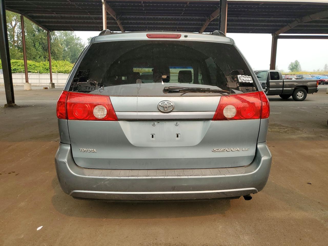 2008 Toyota Sienna Le 8-passenger Silver vin: 5TDZK23C58S210282