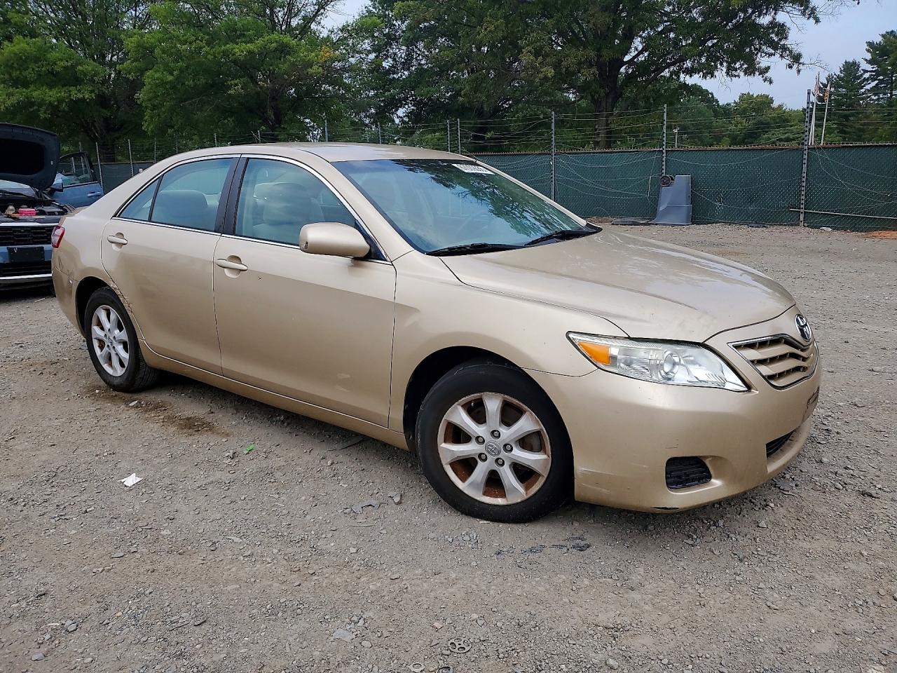 2011 Toyota Camry Le Gold vin: 4T1BF3EK6BU224254