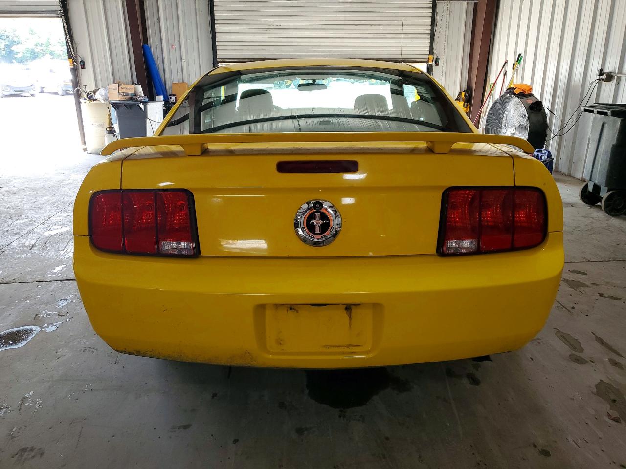 2006 Ford Mustang Желтый vin: 1ZVFT80N065115900