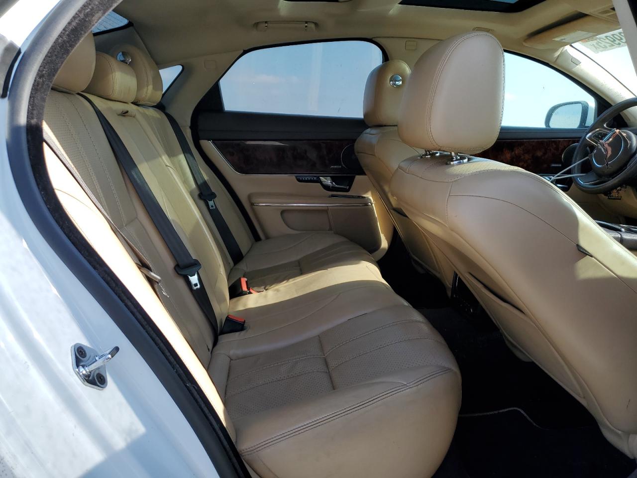 2013 Jaguar Xj White vin: SAJWA1C75D8V55556