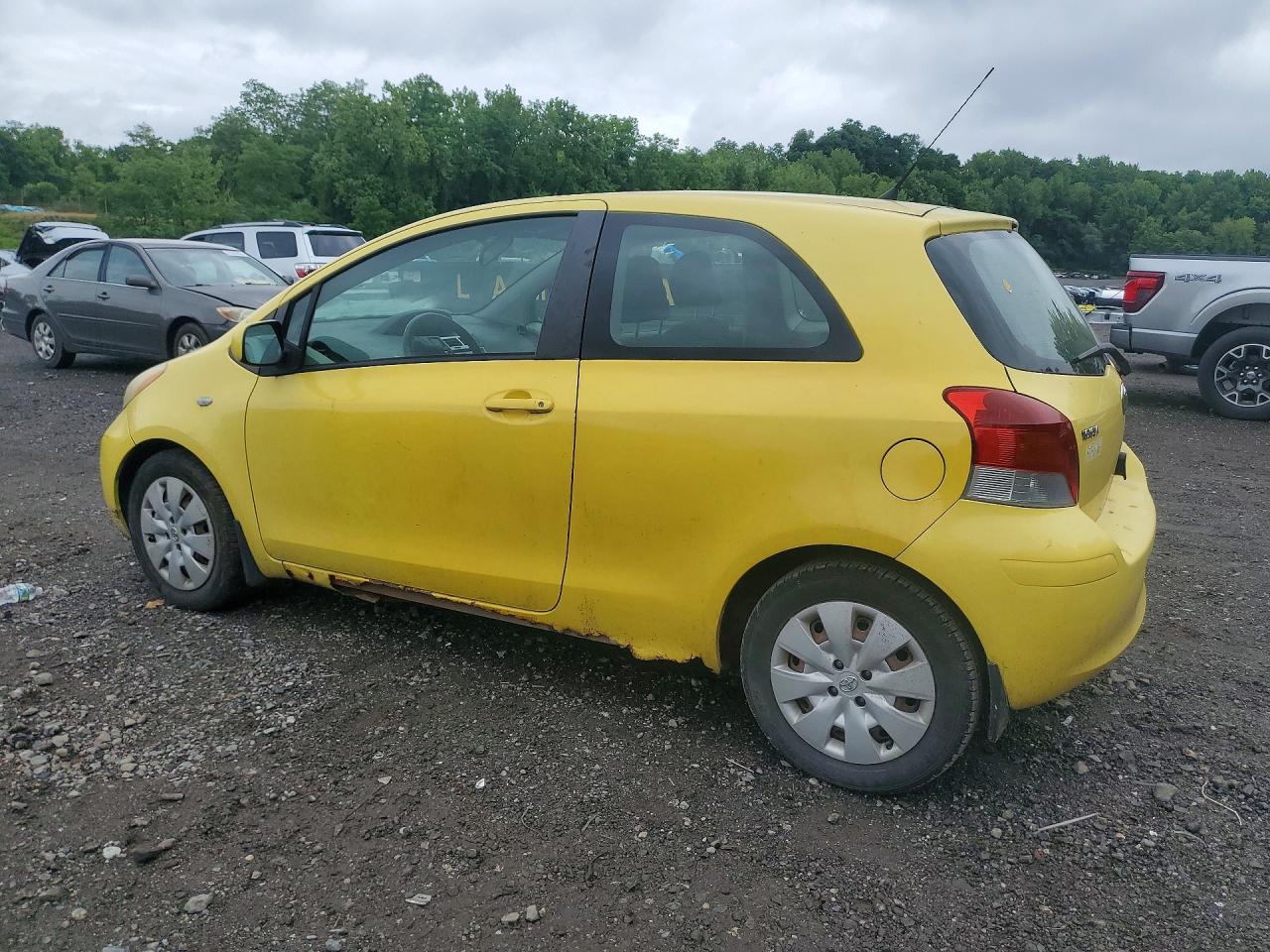 2009 Toyota Yaris Base Yellow vin: JTDJT903X95250243