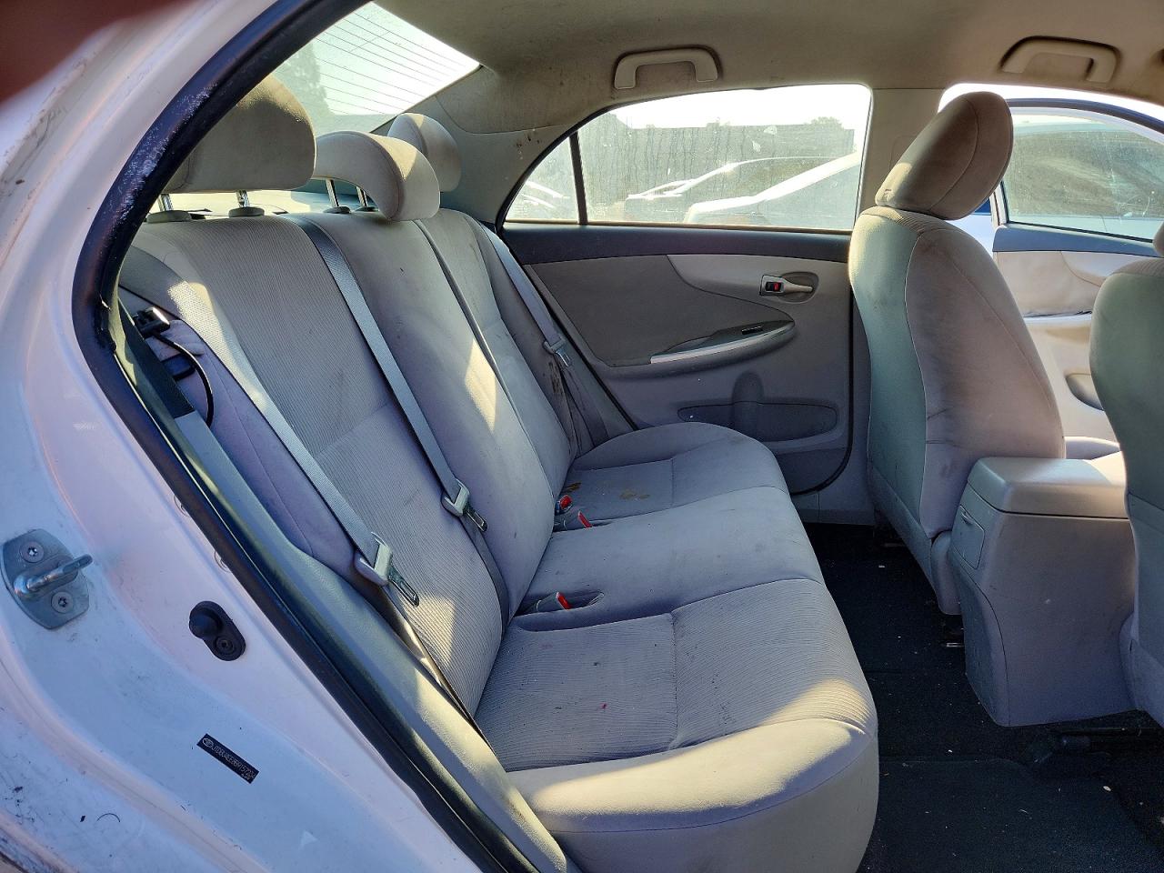 2011 Toyota Corolla Le White vin: JTDBU4EE8B9157234